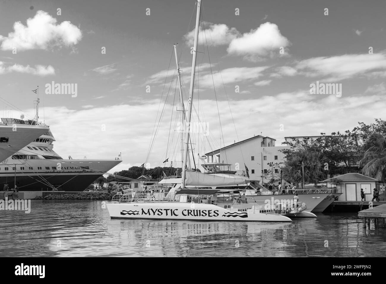 St. Johns, Antigua und Barbuda - 05. März 2016: Mystic Cruises Luxusyacht in der Bucht Stockfoto