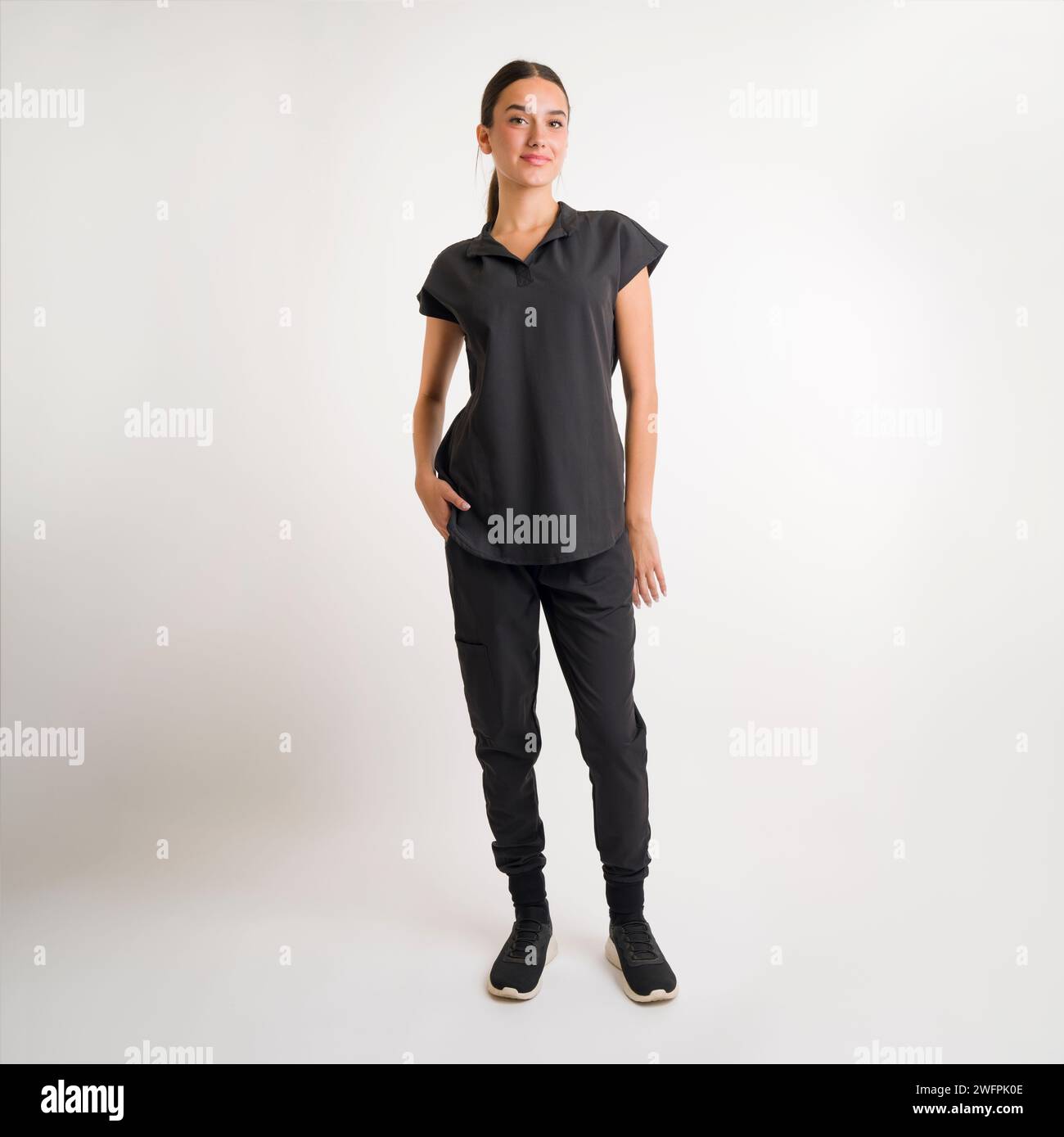 Teenager-Mädchen, das Scrubs trägt weißen Hintergrund mit Copy Space Studio Beleuchtung Stockfoto