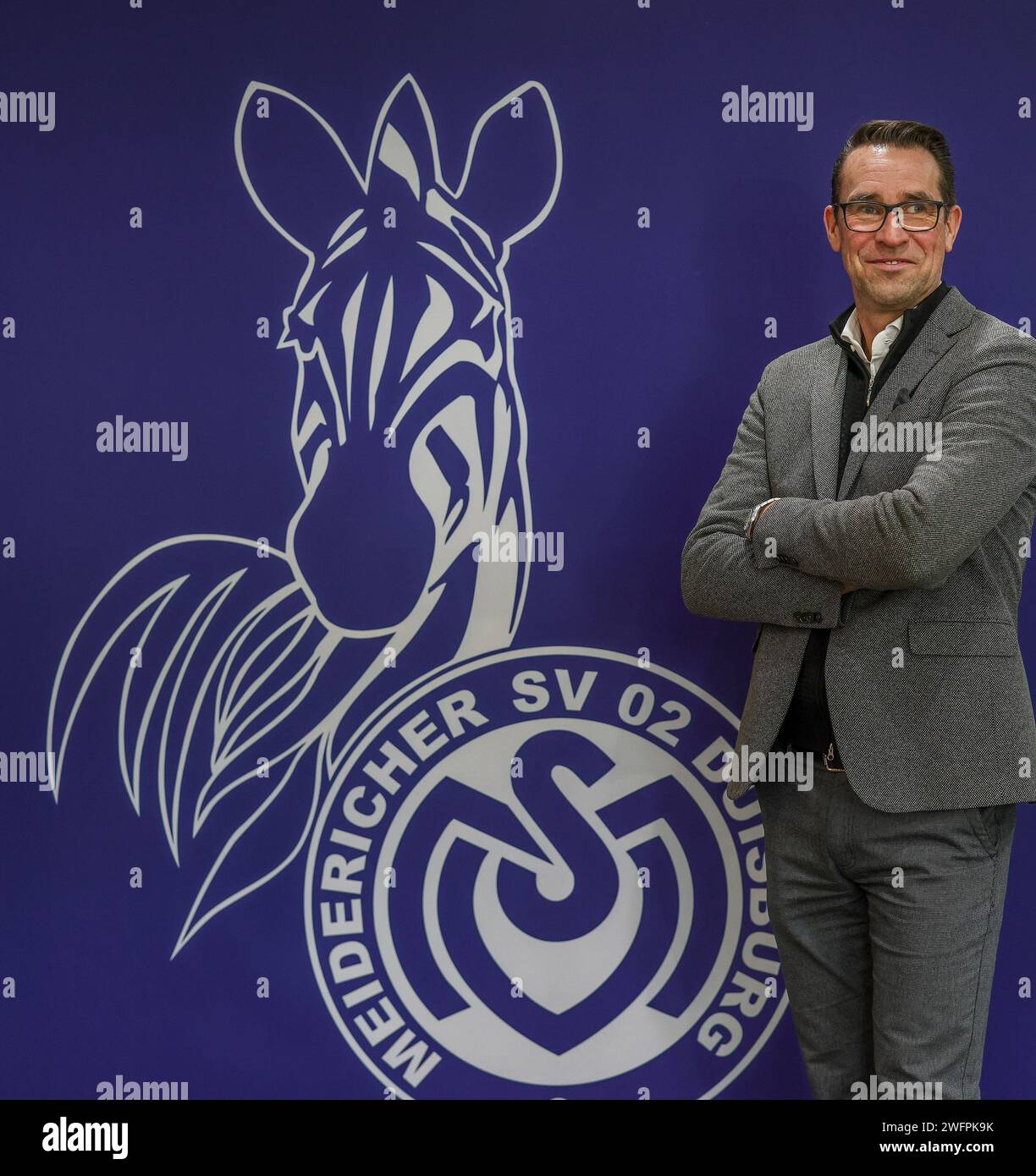 Duisburg, Deutschland. Januar 2024. firo: 23.01.2024, Fußball, 3. Liga, 3. Bundesliga, Saison 2023/2024, MSV Duisburg, PK, Pressekonferenz, Einführung von Michael PREETZ, Geschäftsführer, vor MSV Logo Credit: dpa/Alamy Live News Stockfoto