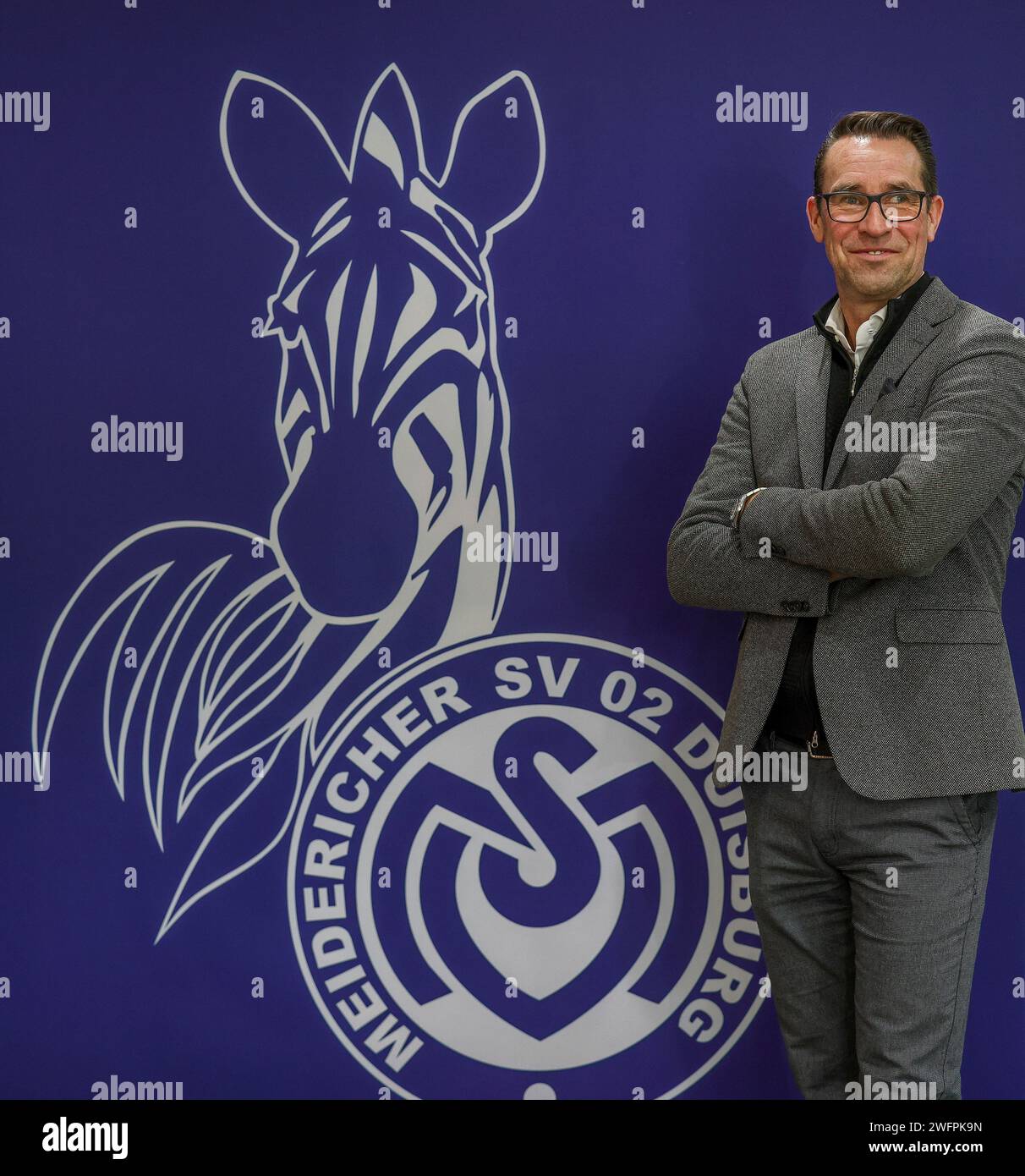 Duisburg, Deutschland. Januar 2024. firo: 23.01.2024, Fußball, 3. Liga, 3. Bundesliga, Saison 2023/2024, MSV Duisburg, PK, Pressekonferenz, Einführung von Michael PREETZ, Geschäftsführer, vor MSV Logo Credit: dpa/Alamy Live News Stockfoto