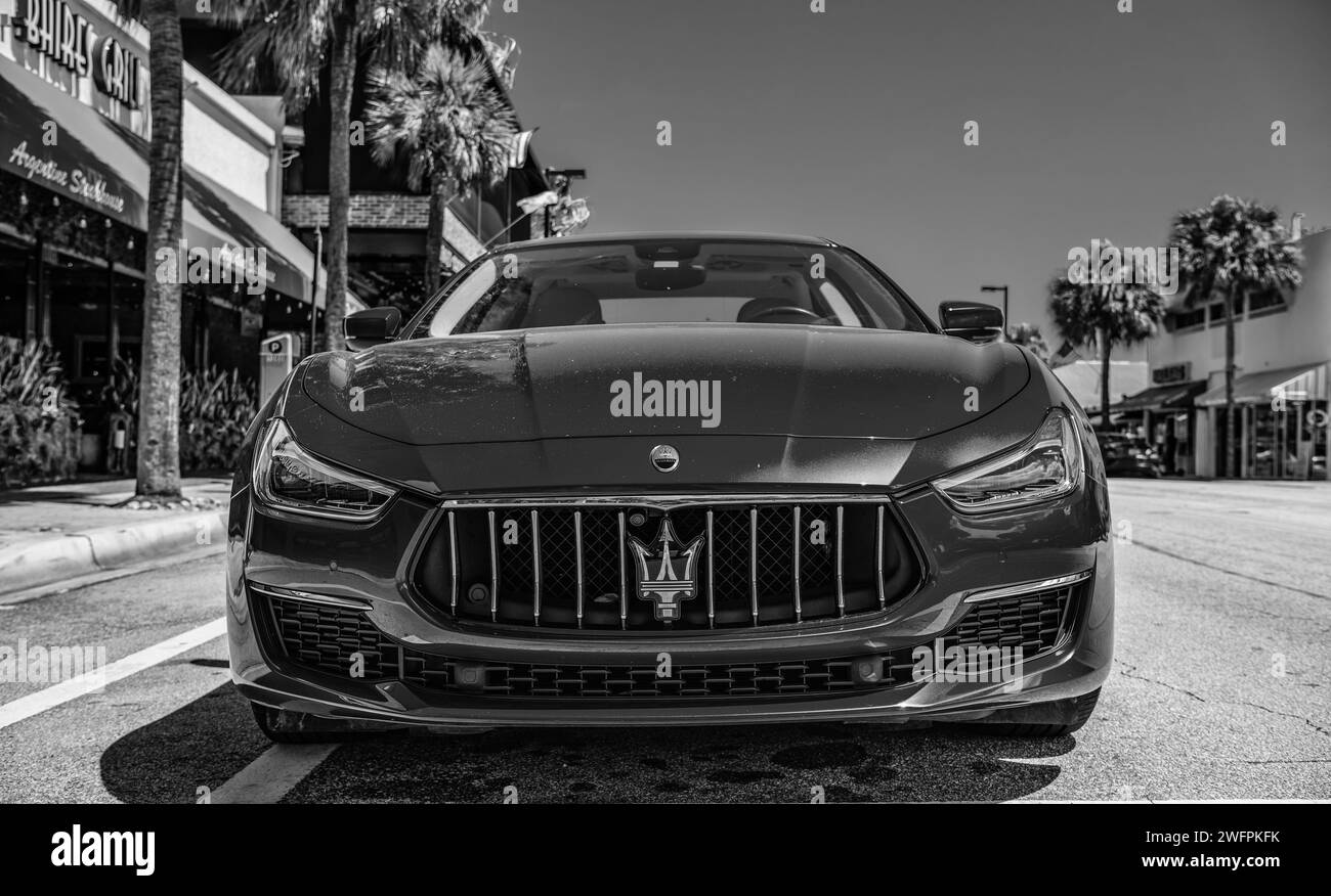 Miami, Florida, USA - 25. März 2023: Red 2016 Maserati Ghibli S Q4 Parkfahrzeug, Vorderansicht Stockfoto