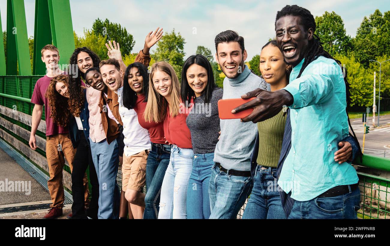 Junge Leute Freunde Selfie mit Gen z und Lächeln von verschiedenen Universitätsstudenten für soziale Medien. Profilbild, Porträt und Vielfalt junger Menschen Stockfoto