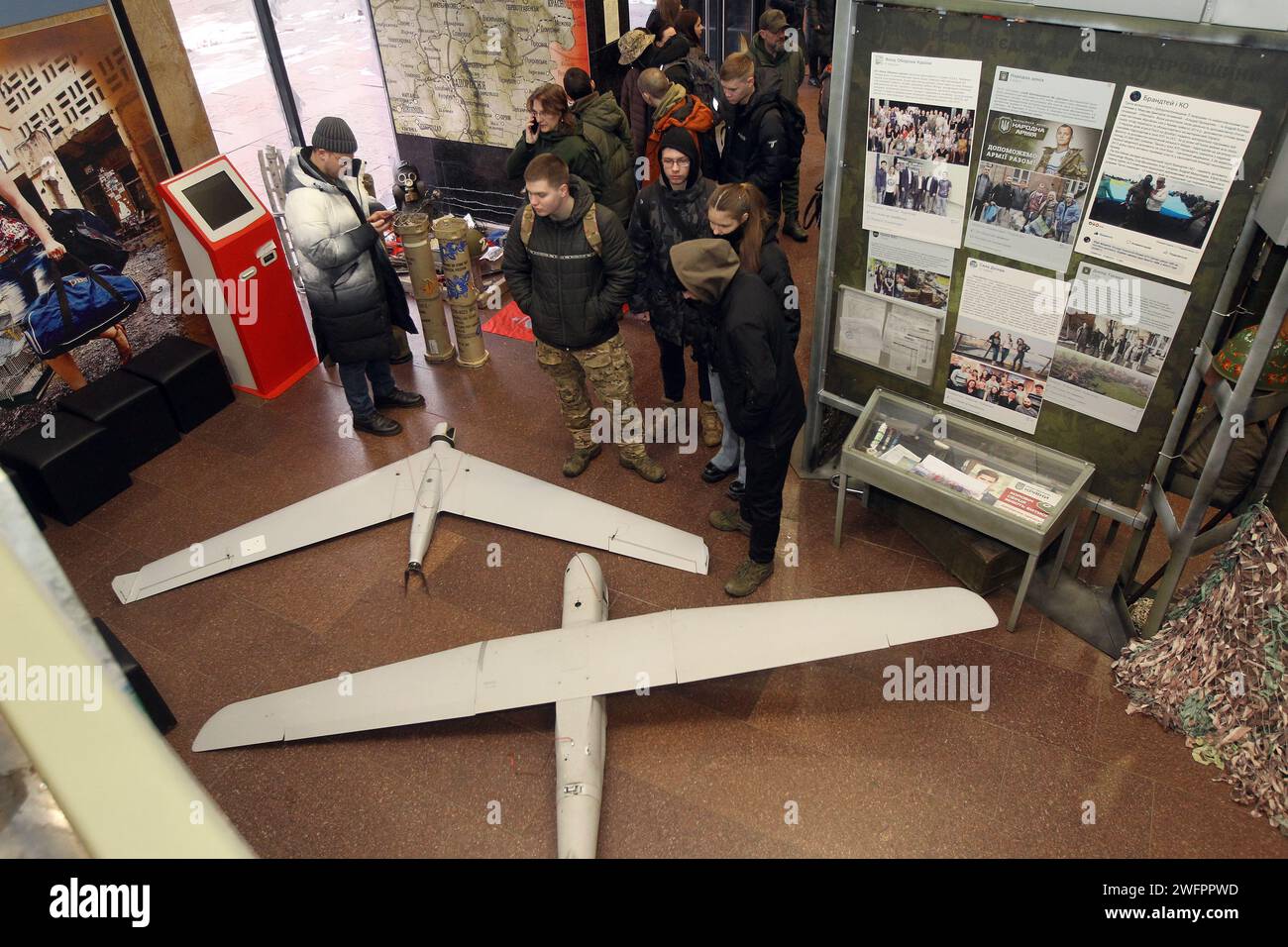 Nicht exklusiv: DNIPRO, UKRAINE - 27. JANUAR 2024 - zwei russische Aufklärungsflugzeuge, die von ukrainischen elektronischen Kriegsmitteln geerdet werden, sind abgeschaltet Stockfoto