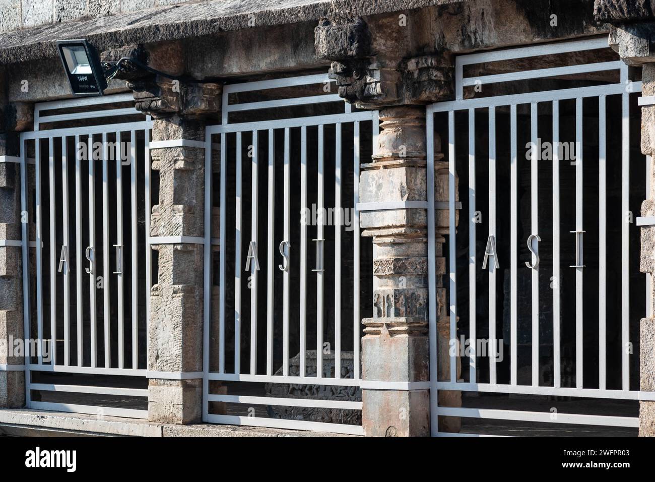 Belur, Karnataka, Indien – 9. Januar 2023: Metallgitter, die von ASI (Archaeological Survey of India) zum Schutz antiker Skulpturen im antiken CH aufgestellt wurden Stockfoto