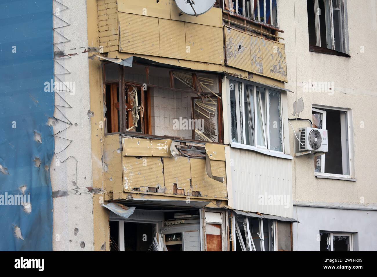 Nicht exklusiv: CHARKIW, UKRAINE - 31. JANUAR 2024 - Ein Wohnhochhaus, Das durch einen russischen Drohnenangriff beschädigt wurde, Charkiw, Nordosten der Ukraine Stockfoto