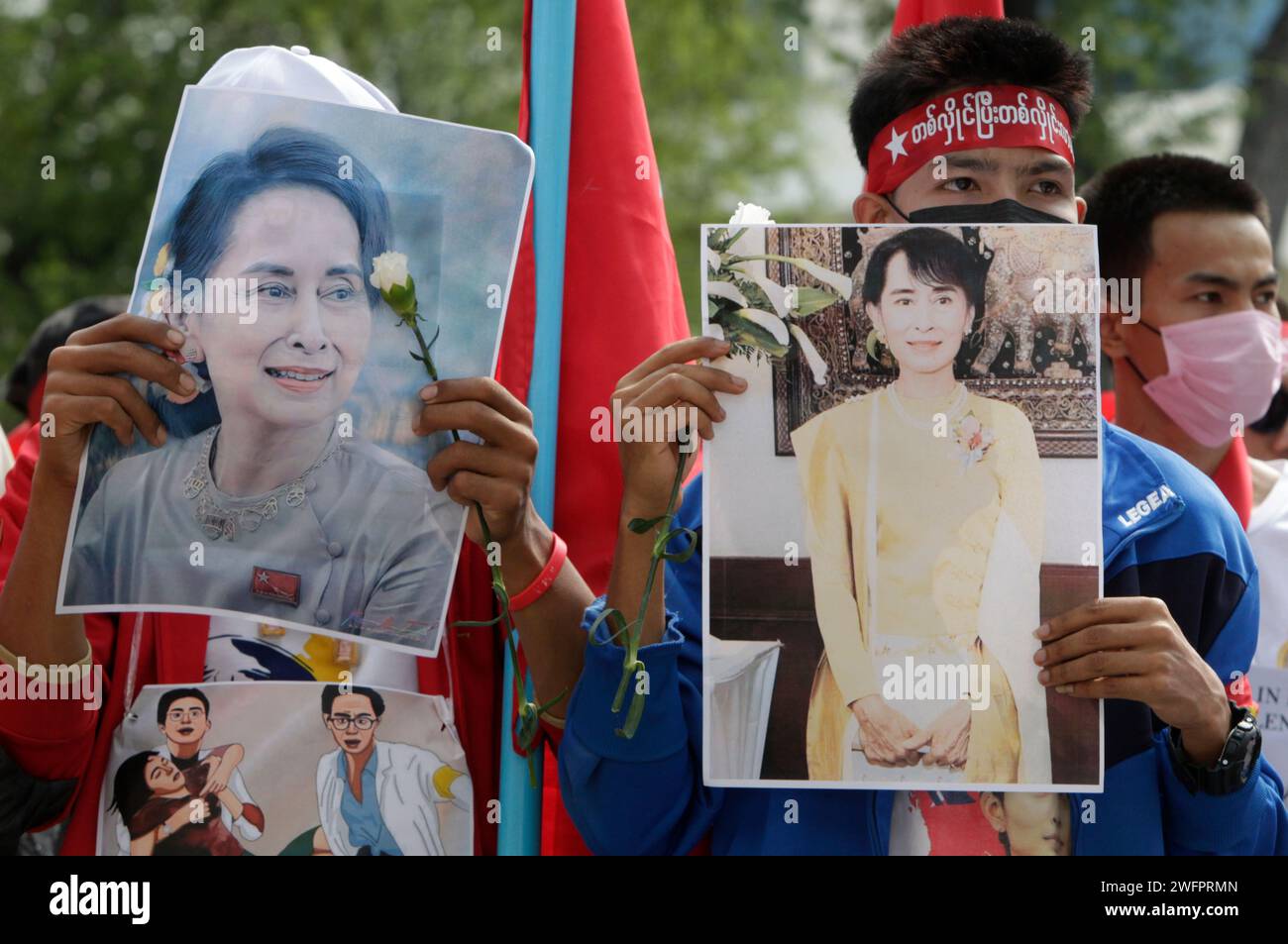 Bangkok, Thailand. Februar 2024. Die Demonstranten halten Porträts von Aung San Suu Kyi während einer Kundgebung zum dritten Jahrestag des Putsches in Myanmar vor dem Gebäude der Vereinten Nationen in Bangkok. Am 1. Februar 2021 übernahm Myanmars Militär die Macht, verdrängte die Zivilregierung und verhaftete ihren de-facto-Führer Aung San Suu Kyi. (Foto: Chaiwat Subprasom/SOPA Images/SIPA USA) Credit: SIPA USA/Alamy Live News Stockfoto