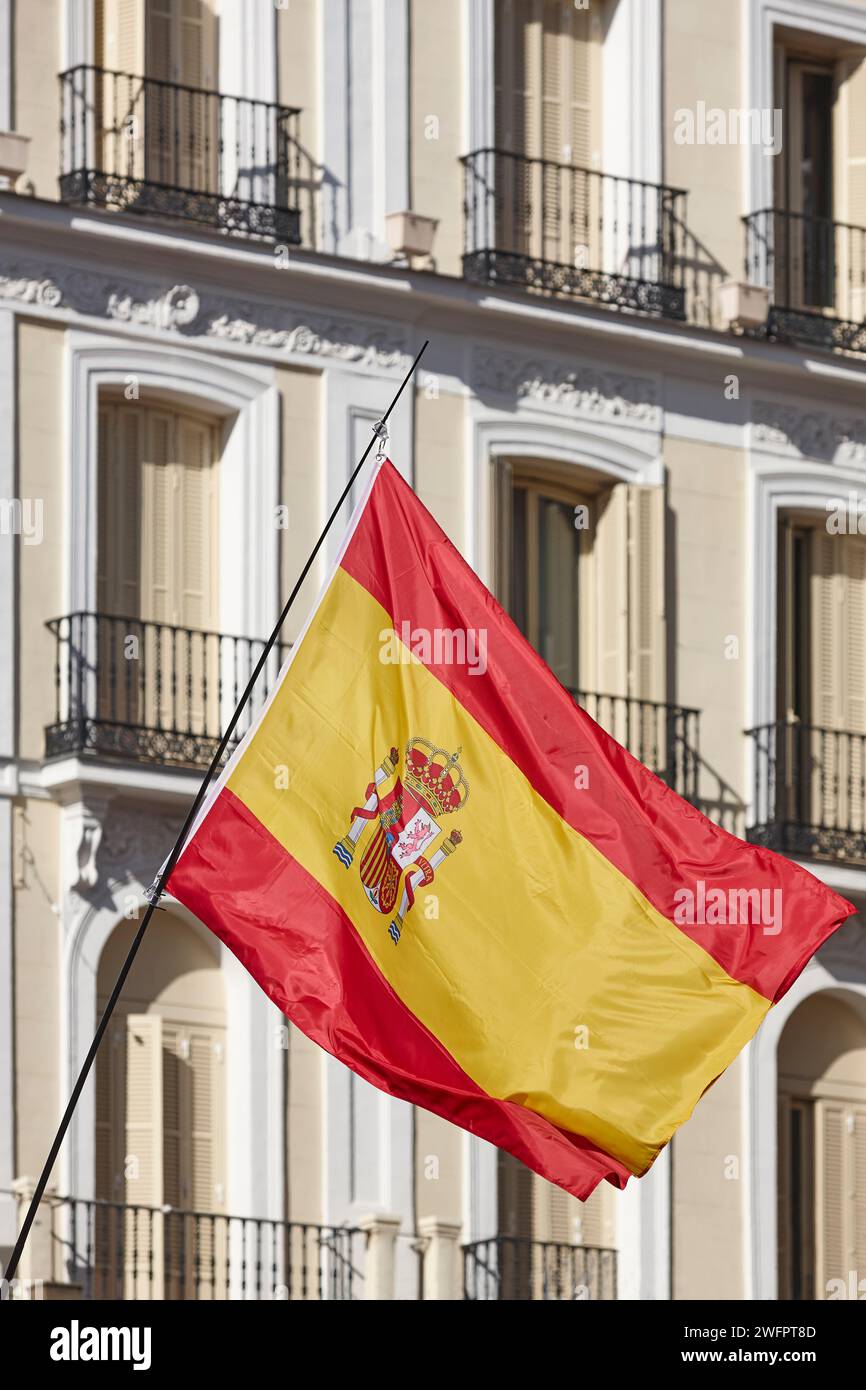 Spanische Flagge im Stadtzentrum von Madrid. Klassische Gebäude. Europa Stockfoto