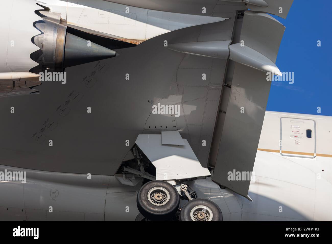 Nahaufnahme eines Saudi Arabian Airlines Boeing 787-10 Dreamliner, reg HZ-AR25, mit Details zu Motor, Unterwagen, Kotflügel, Klappen und Rumpf Stockfoto