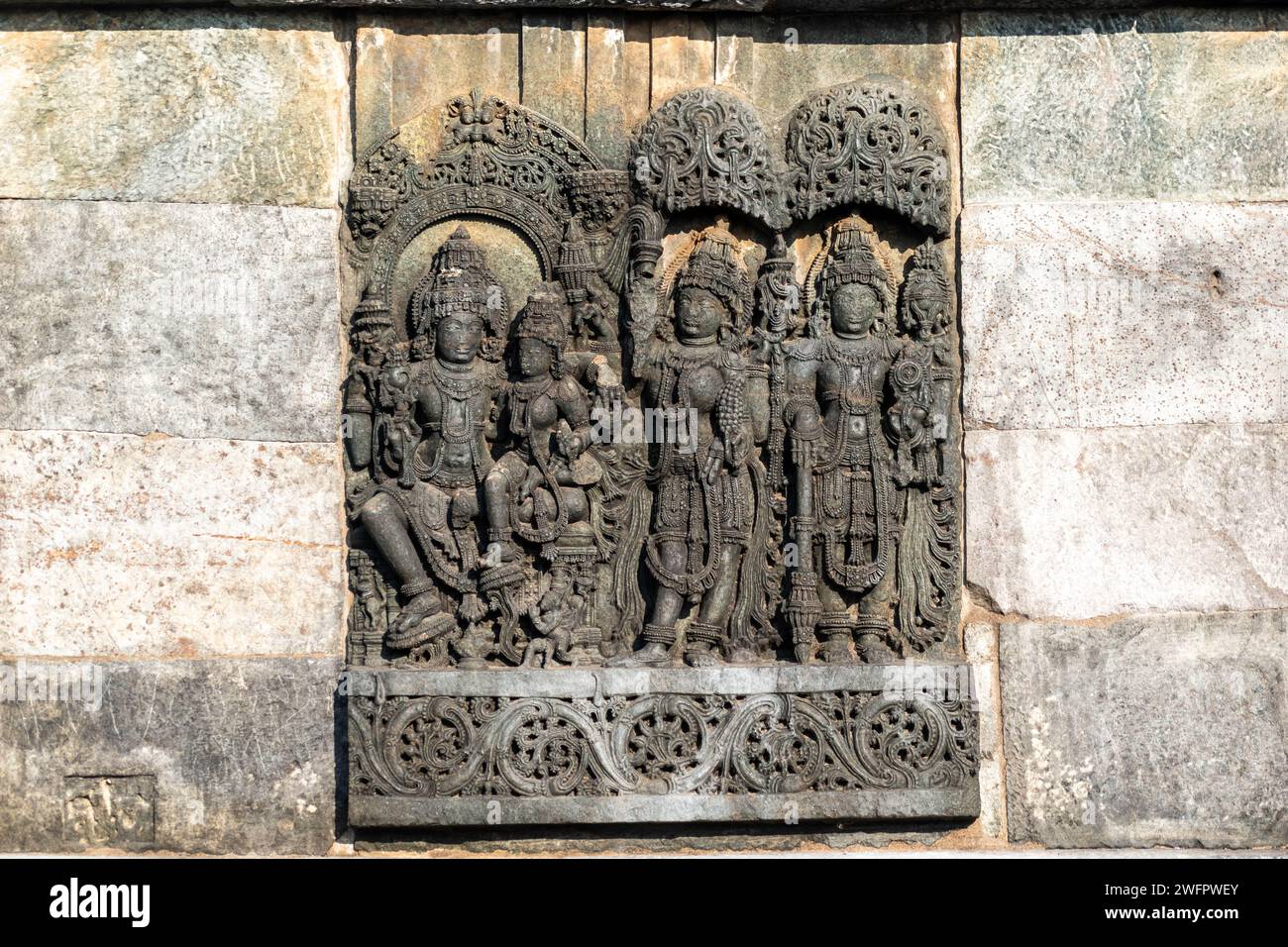 Kunstvolle Schnitzereien einer hinduistischen Gottheit im alten Chennakeshava-Tempel aus der Hoysala-Zeit in Belur, Karnataka. Stockfoto