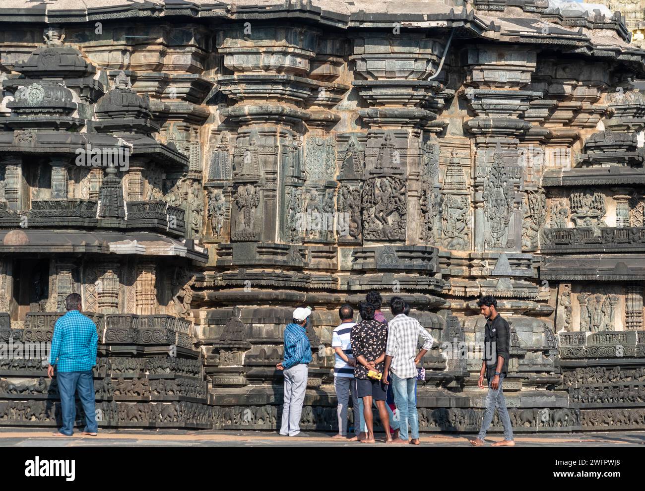 Belur, Karnataka, Indien - 9. Januar 2023: Touristen genießen die wunderschönen Schnitzereien im alten Chennakeshave-Tempel. Stockfoto