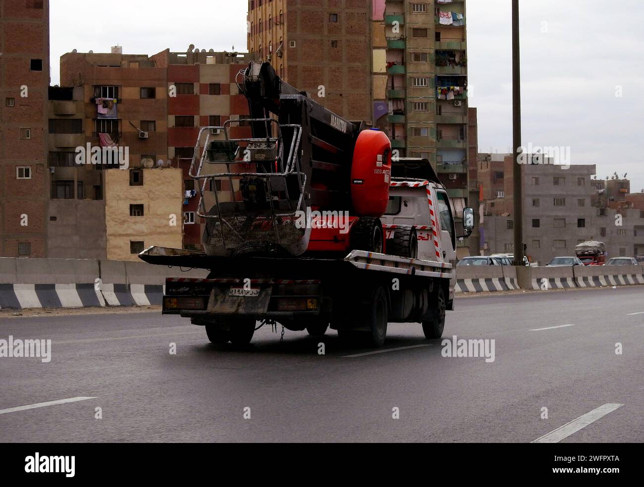 Gizeh, Ägypten. 25. Januar 2024: Abschleppwagen hydraulischer Tieflader für Nottransporte wartungsbedürftiger oder sonstiger PKW Stockfoto
