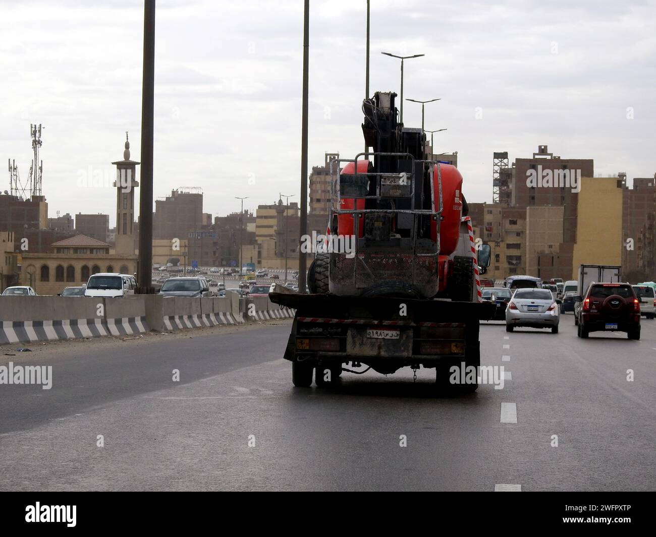 Gizeh, Ägypten. 25. Januar 2024: Abschleppwagen hydraulischer Tieflader für Nottransporte wartungsbedürftiger oder sonstiger PKW Stockfoto