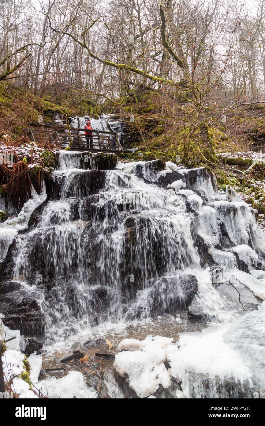 Ein gefrorener Wasserfall auf dem Birks of Aberfeldy Walk Stockfoto