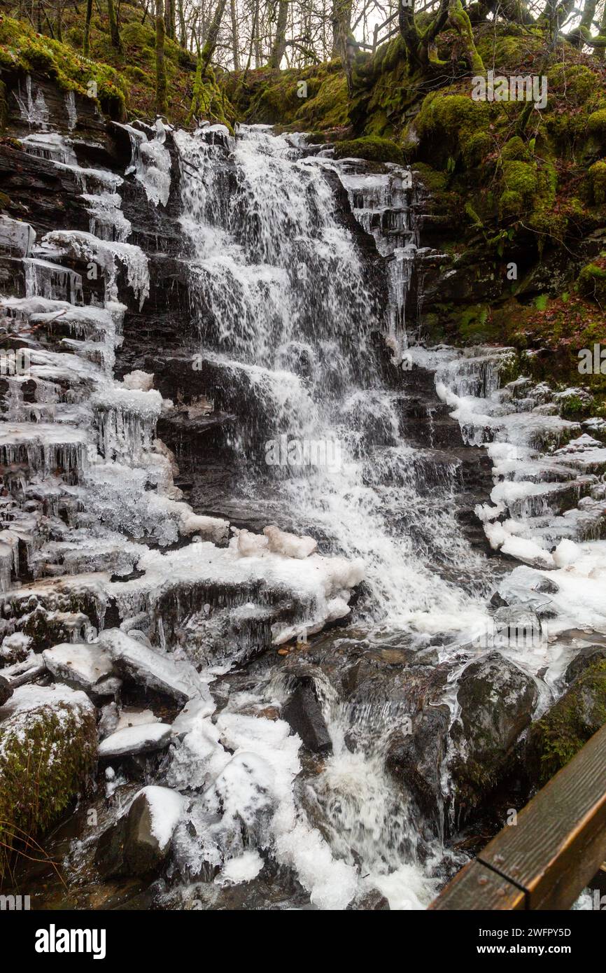 Ein gefrorener Wasserfall auf dem Birks of Aberfeldy Walk Stockfoto