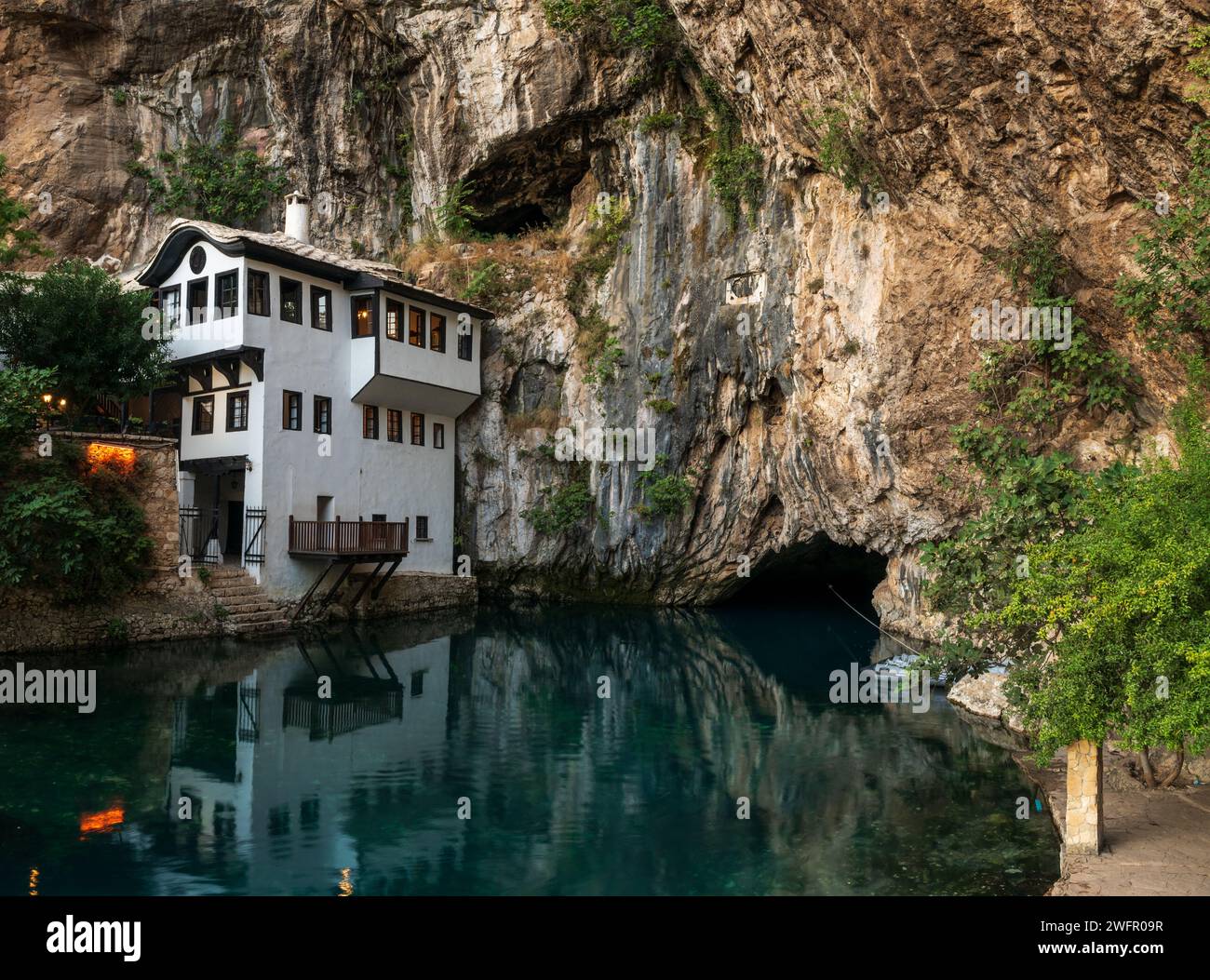 Blagaj Tekke und Buna River Quelle am Fuße einer Steinklippe. Derwisch Tekke bei Mostar Stockfoto