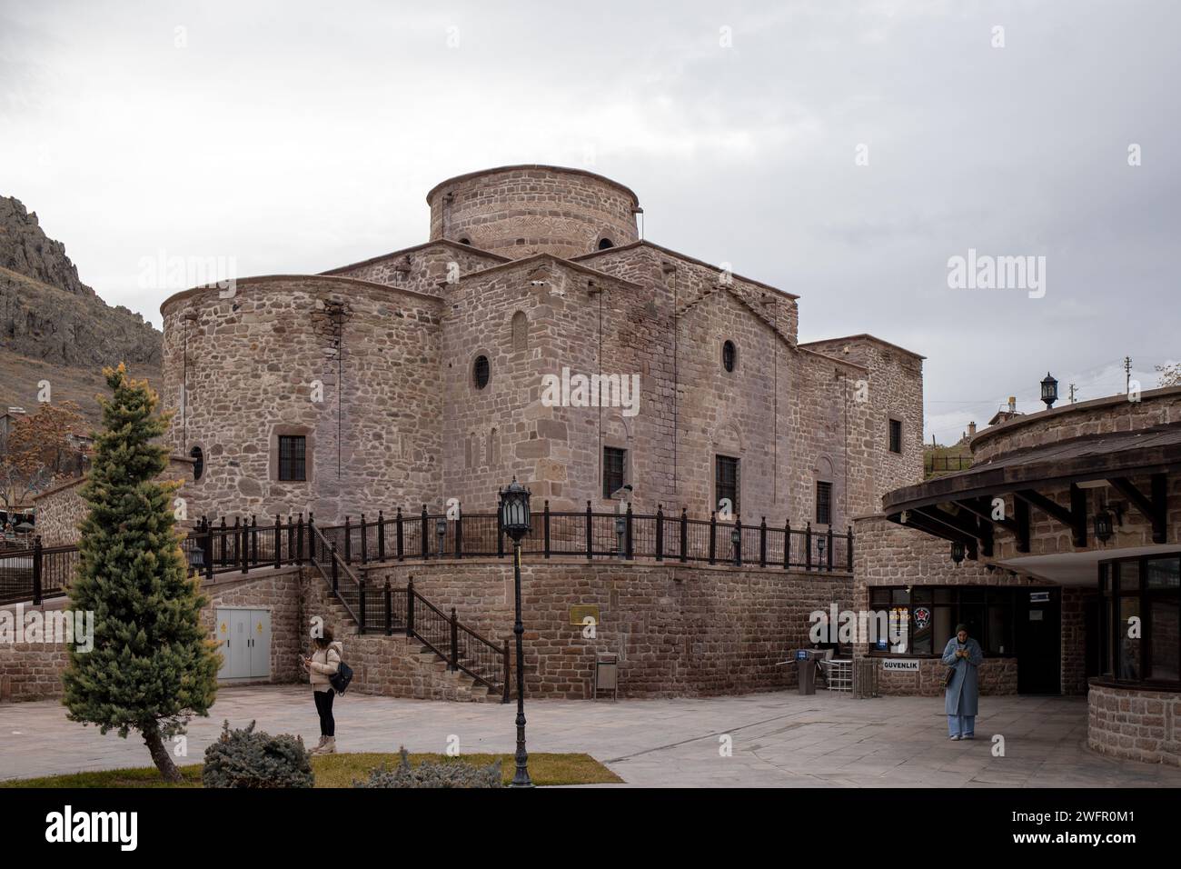 Konya-Türkei - 01-20-2024: Blick auf die historische Hagia Elenia Kirche. Sille ist eine Stadt, die für ihre alten Steinhäuser berühmt ist Stockfoto
