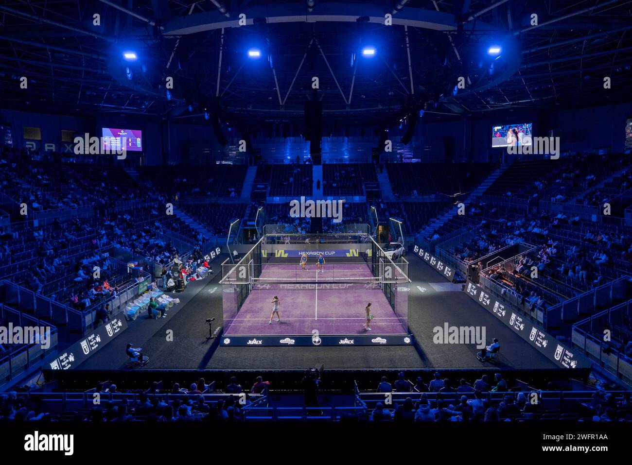 Madrid, Spanien. Januar 31, 2024. Eine allgemeine Ansicht eines Paddelplatzes während eines Spiels des Hexagon Cup, zwischen Alejandra Alonso und Paula Josemaria gegen Bea Gonzalez und Claudia Fernandez, gefeiert in der Madrid Arena. Endpunktzahl: Bea Gonzalez und Claudia Fernandez 0:2 Alejandra Alonso und Paula Josemaria. Vom 31. Januar bis zum 4. Februar 2024 werden im Hexagon Cup die besten Paddlespieler der Welt in einem innovativen neuen Team-Format gespielt. Quelle: SOPA Images Limited/Alamy Live News Stockfoto