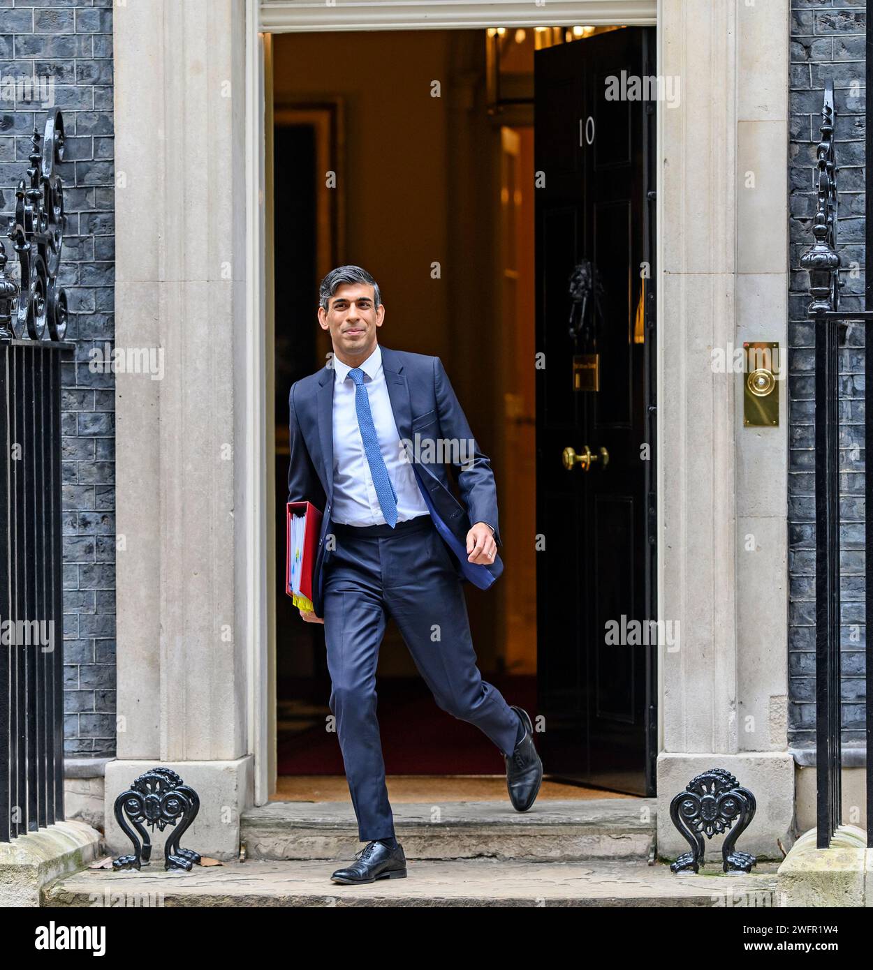 Rishi Sunak Abgeordneter - britischer Premierminister - verlässt 10 Downing Street für Fragen des Premierministers im Parlament am 31. Januar 2024 Stockfoto