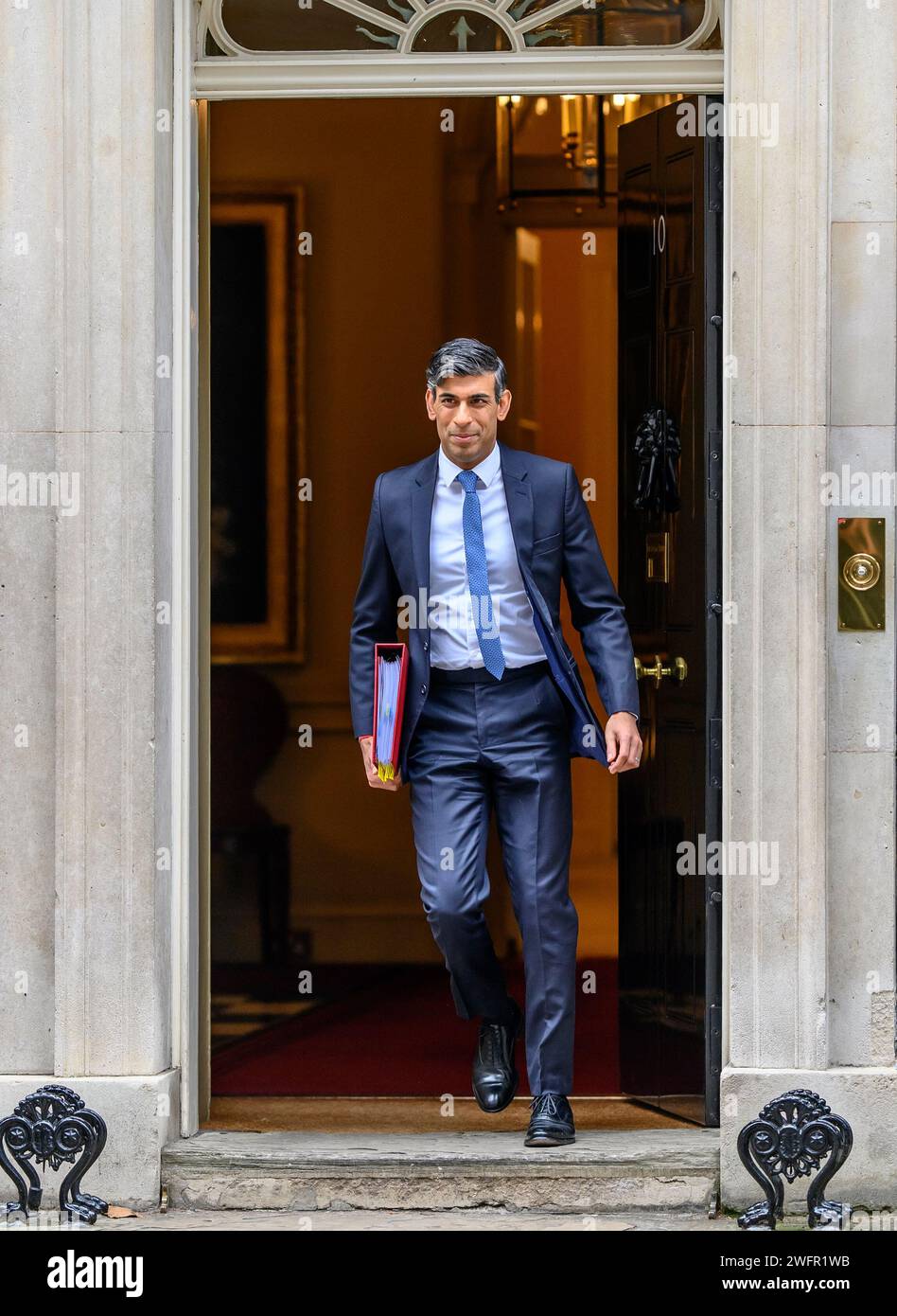 Rishi Sunak Abgeordneter - britischer Premierminister - verlässt 10 Downing Street für Fragen des Premierministers im Parlament am 31. Januar 2024 Stockfoto