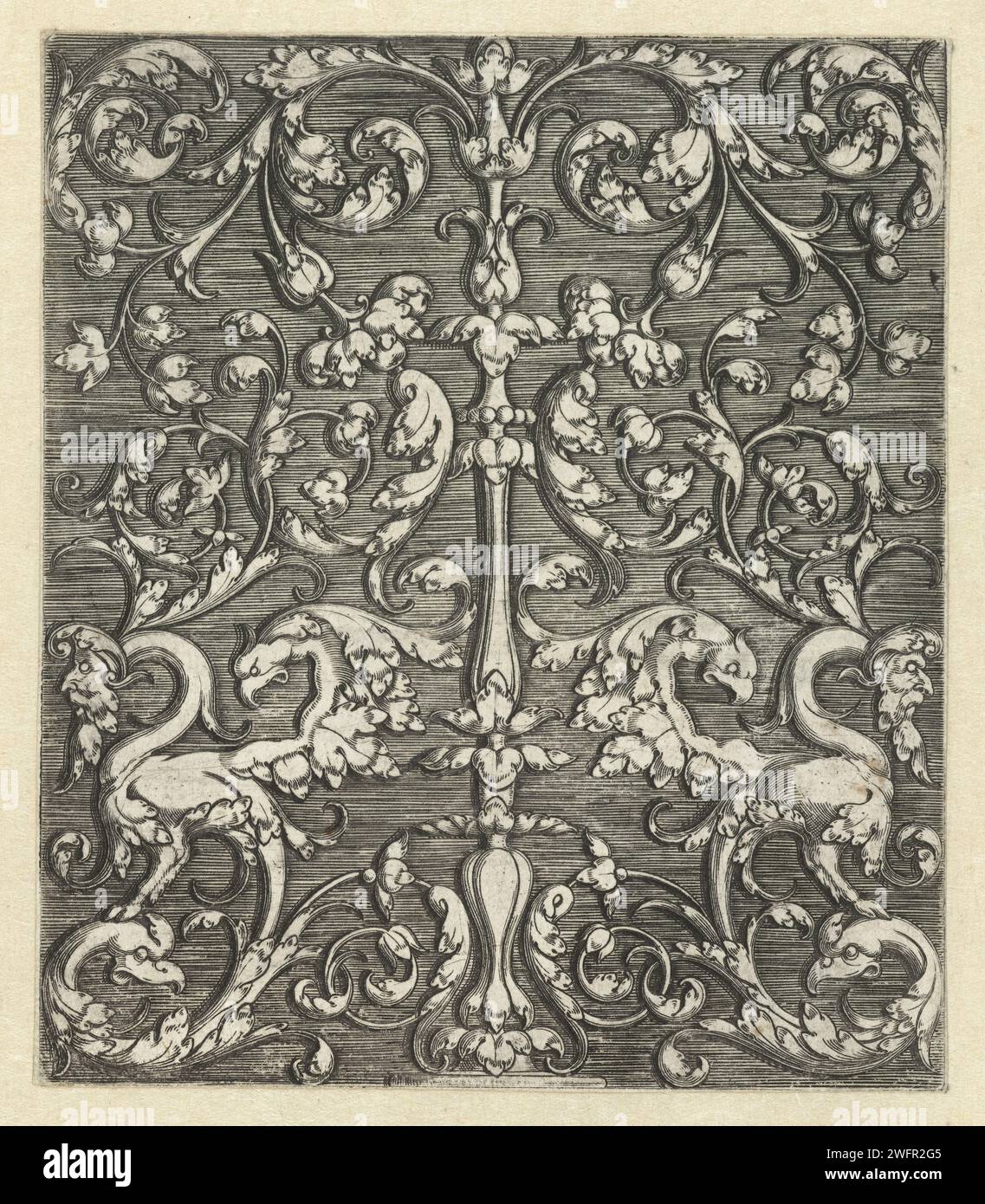 Ornament mit zwei Fantasy-Tieren und Kerzenleuchter, 1522 - 1530 Druck Niederländer Papier Gravur Ornament  hybride Wesen; Mensch und Tier Formen gemischt. Ornament  Kandelaber Stockfoto