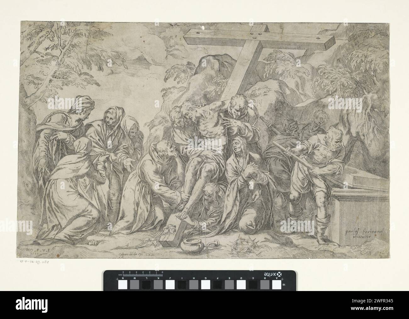 Kraisfneming, nach der Landwirtschaft von Parenta Paolo, 1583–1593 Druck der Leichnam Christi wird vom Kreuz von Johannes dem Evangelisten, Joseph von Arimatea und Nikodemus genommen. Maria Magdalena kniet zu den Füßen Christi. Maria sitzt trauernd neben dem Kreuz. Rechts drei Männer, die das Grab vor Christus öffnen. Links eine Gruppe von Zuschauern, vielleicht die Maria Italien Papierätzung vom Kreuz: Christus wird vom Kreuz herabgenommen, normalerweise von Nikodemus und Joseph von Arimathäa, die auf den Leitern stehen (beide Arme Christi getrennt) Stockfoto