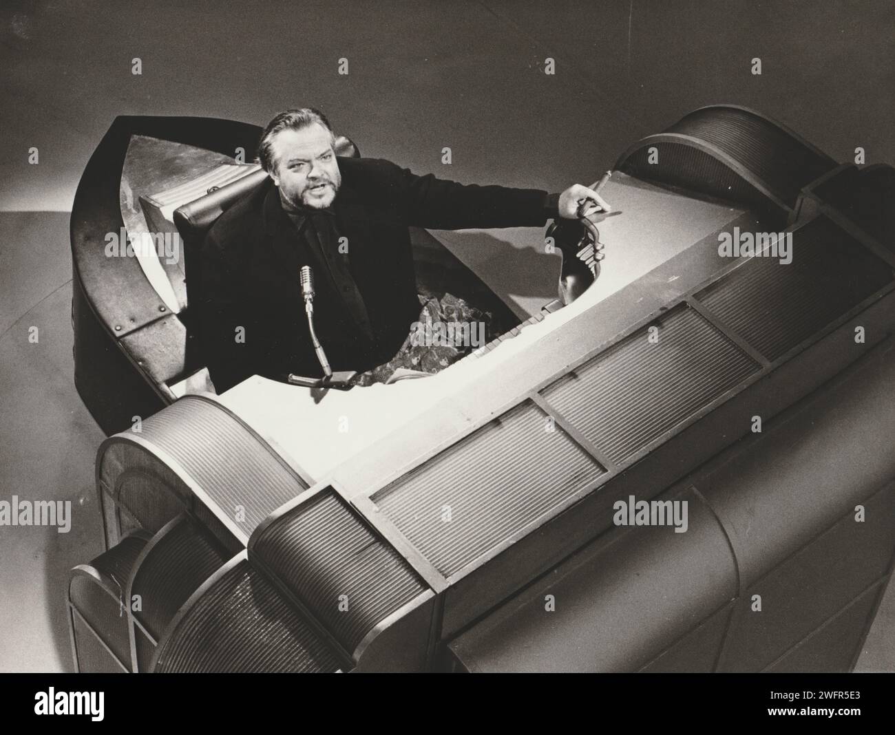 Casino Royale David Niven Agent James Bond in der wilden psychedelischen Spoof. Mit Peter Sellers, Ursula Andress und Orson Welles Stockfoto