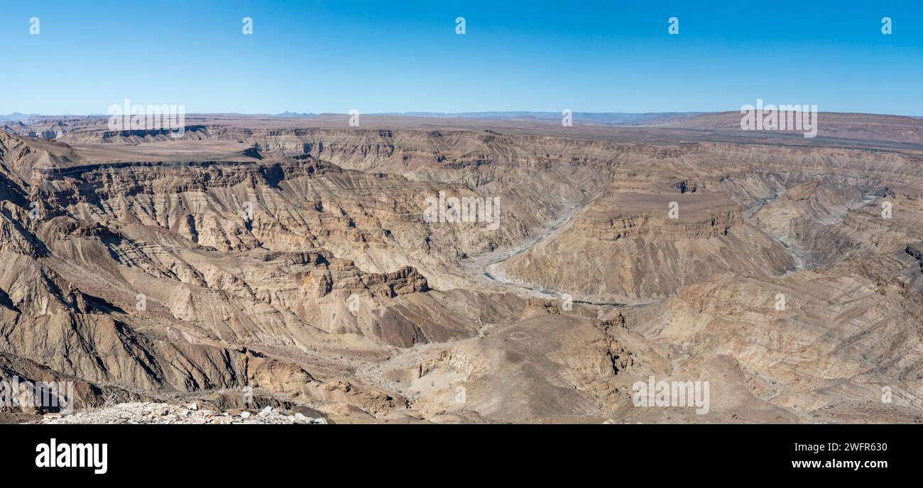 Luftlandschaft mit abgenutzten Hängen und mäandernden trockenen Flussbetten vom Hangpoint Lookout, aufgenommen im hellen Licht des späten Frühlings am Fish River Canyon Stockfoto