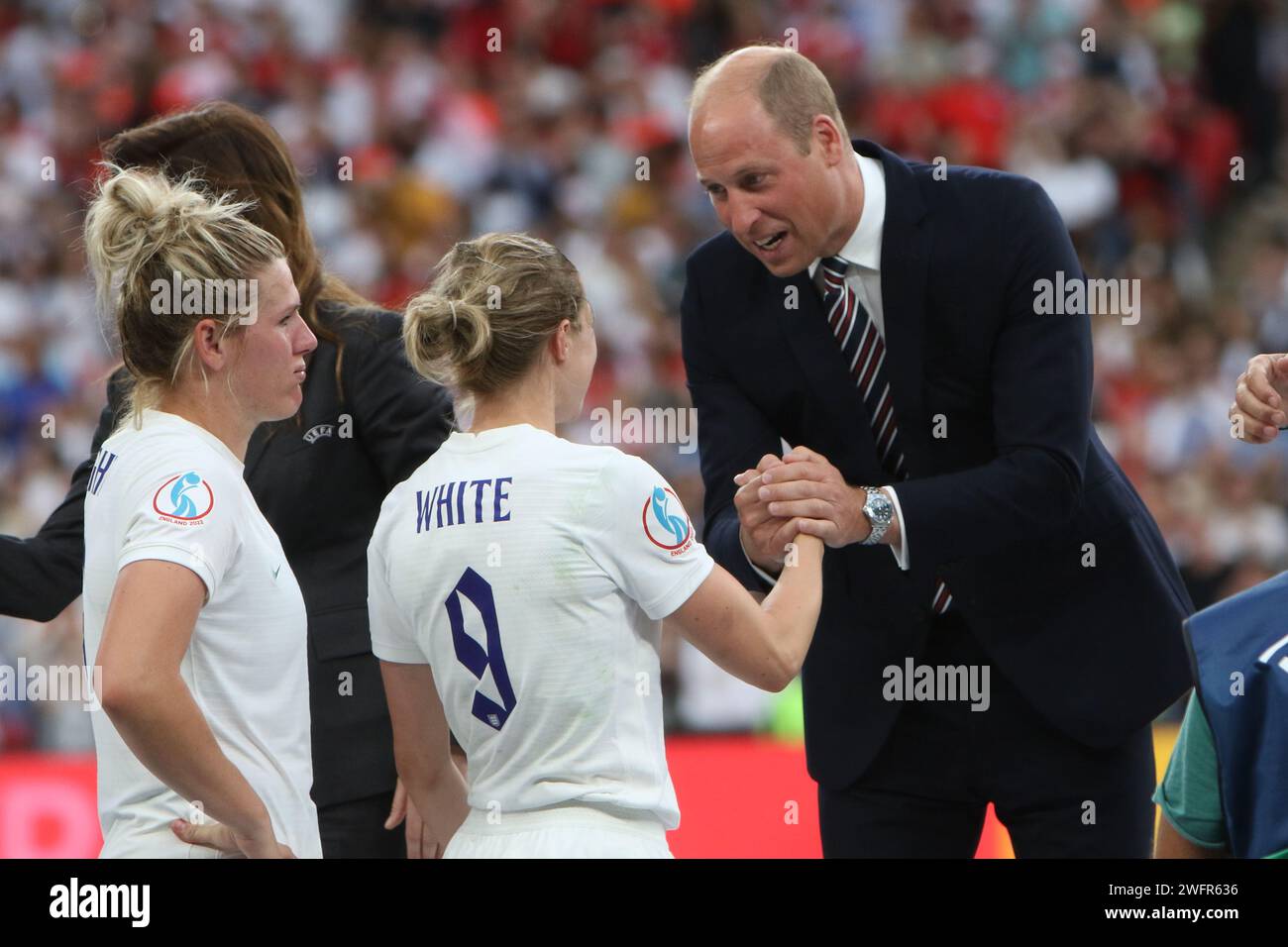 Ellen White und Prinz William schütteln am 31. Juli 2022 im Wembley Stadium London die Hände beim UEFA Women's Euro Final 2022 England gegen Deutschland Stockfoto