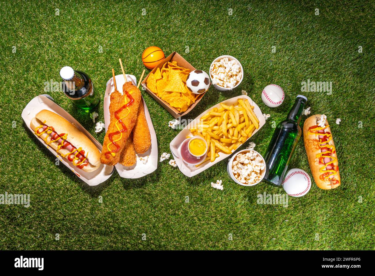 Traditionelles Sportstadionessen und Bierhintergrund, verschiedene Baseball-, Basketball-, Fußball-Fans und Stadion-Snacks, Chips, Saucen, Hot Dogs wi Stockfoto