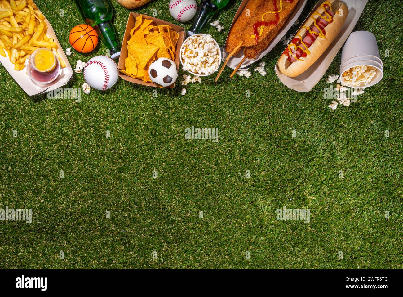 Traditionelles Sportstadionessen und Bierhintergrund, verschiedene Baseball-, Basketball-, Fußball-Fans und Stadion-Snacks, Chips, Saucen, Hot Dogs wi Stockfoto