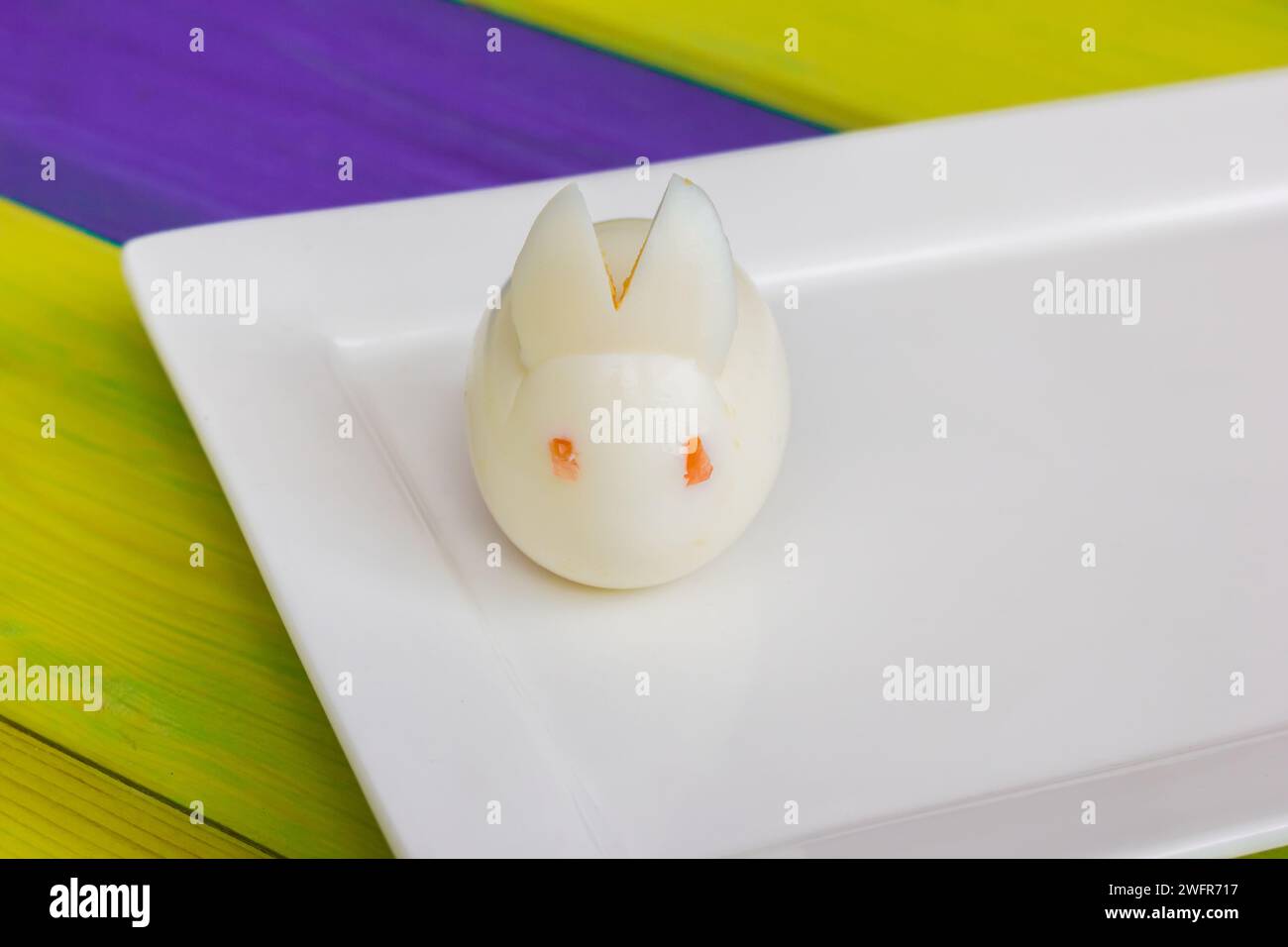 Frisches Ei in der Form eines süßen osterhasen auf einem weißen Late Stockfoto