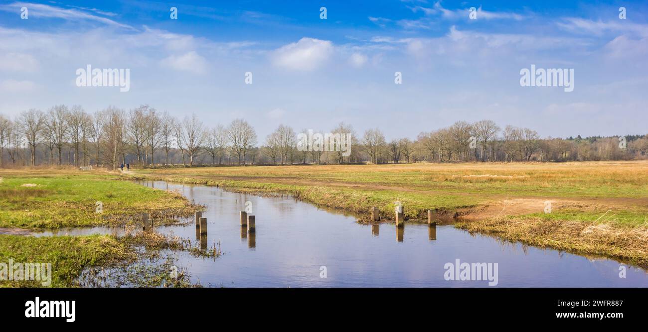Bank am Flussufer der Drentse AA in Oudemolen, Niederlande Stockfoto