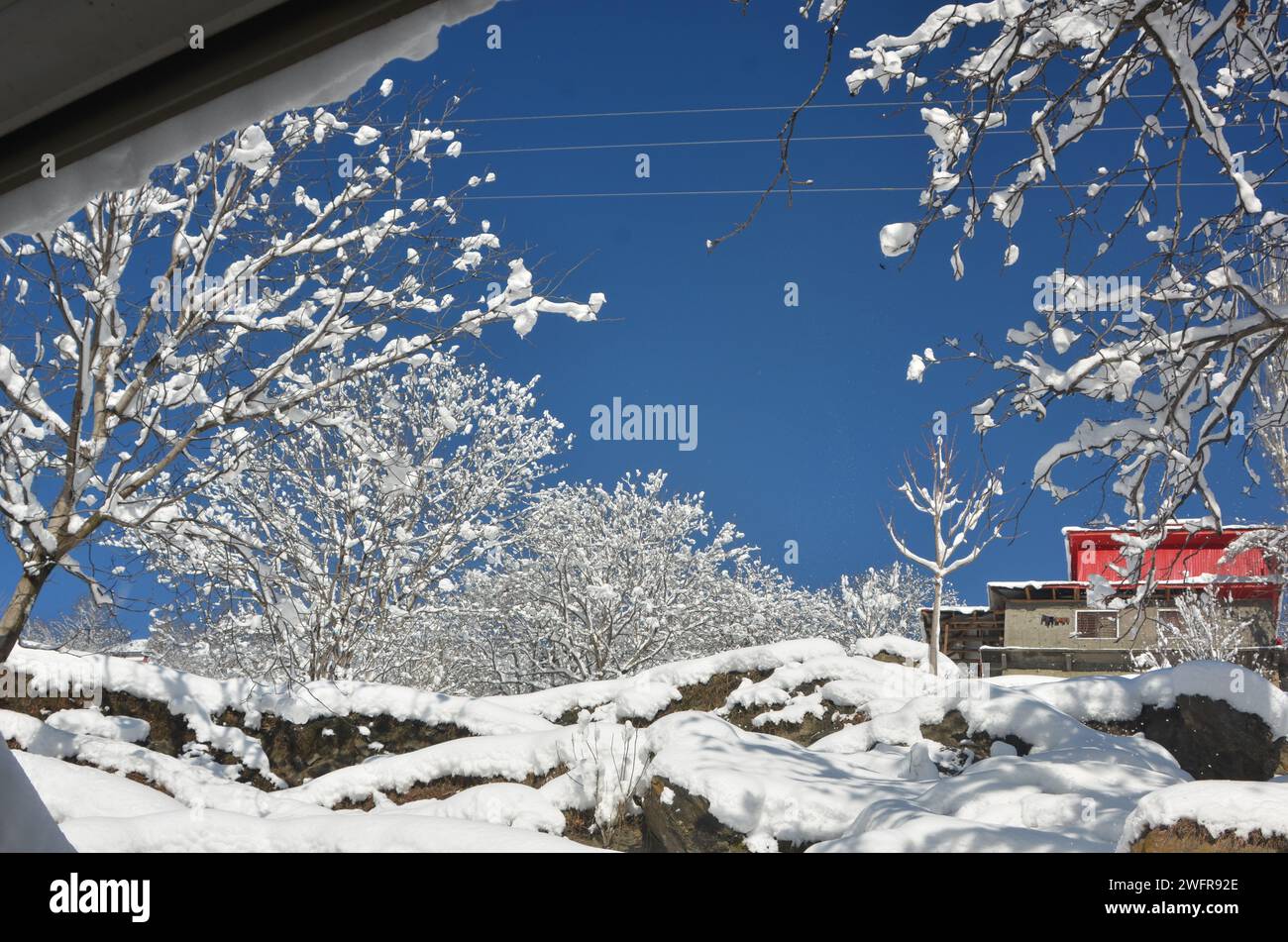 Schöne Klicks nach starken Schneefällen in Dörfern, Schneefällbilder, Stockfoto