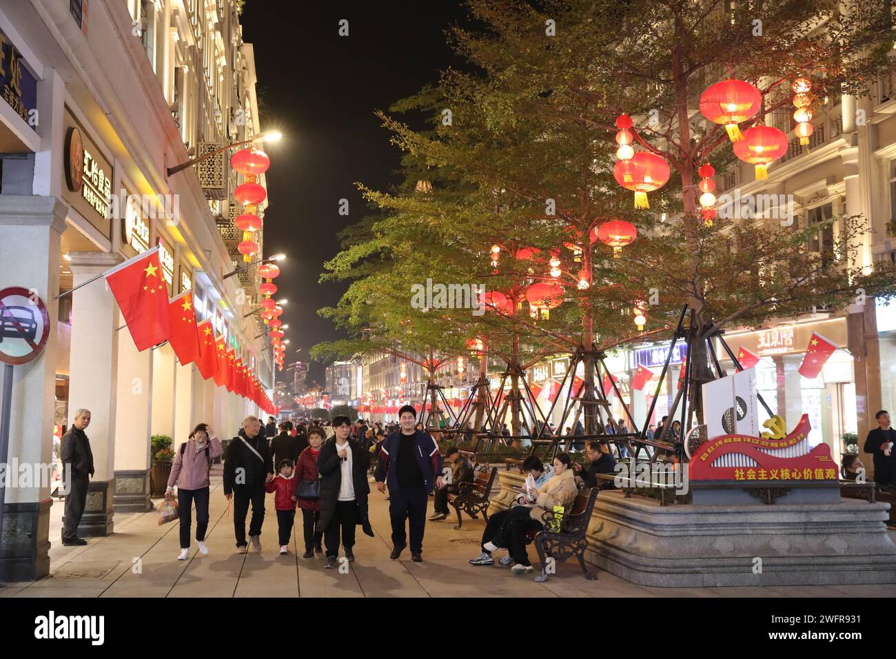 Rote Laternen und Lichter schaffen eine festliche Atmosphäre in Xiamen City, südöstlicher chinesischer Provinz Fujian, 29. Januar 2024. (Foto: ChinaImages/SIPA USA) Credit: SIPA US/Alamy Live News Stockfoto