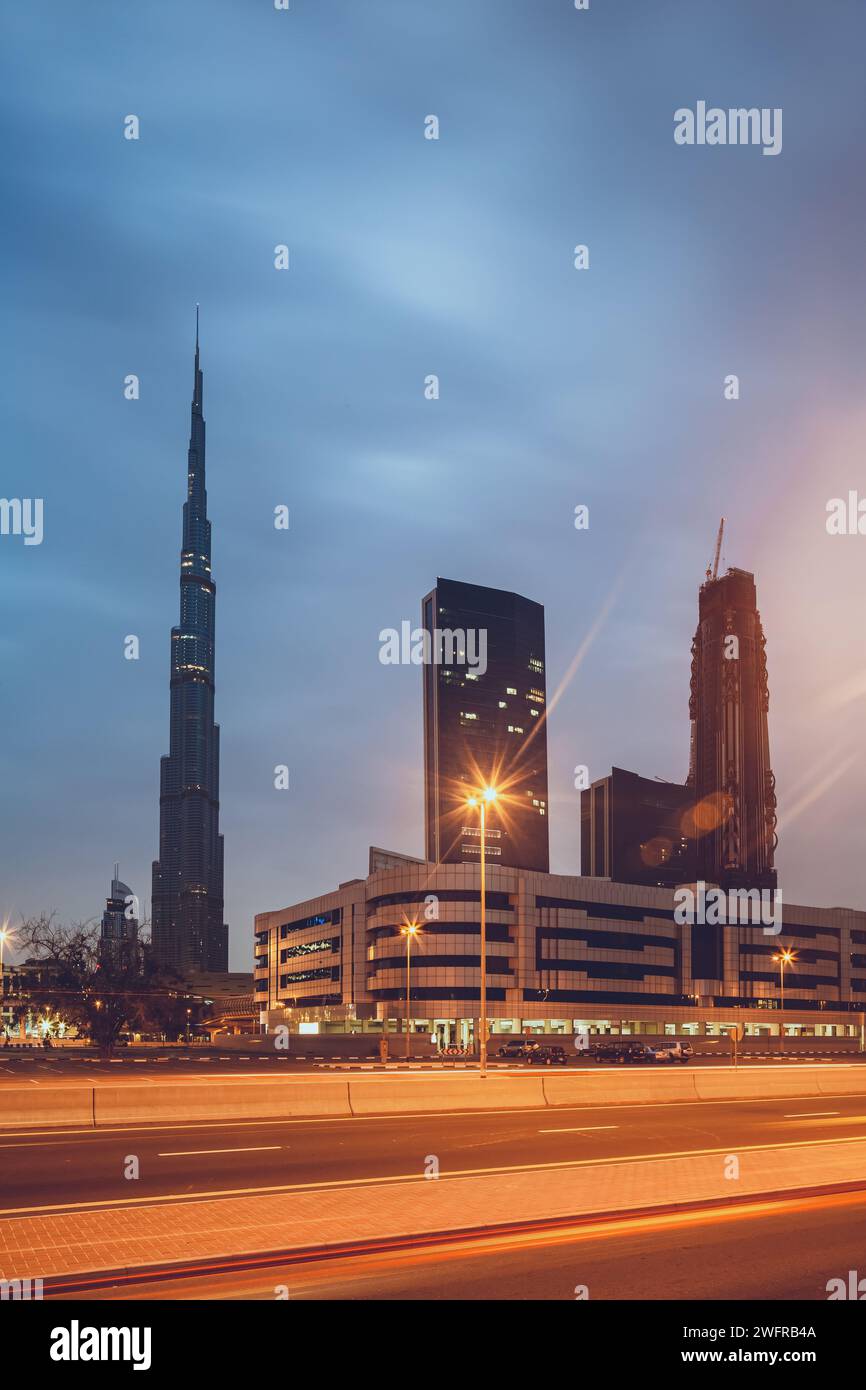 Wunderschöne Stadt Dubai bei Nacht Stockfoto