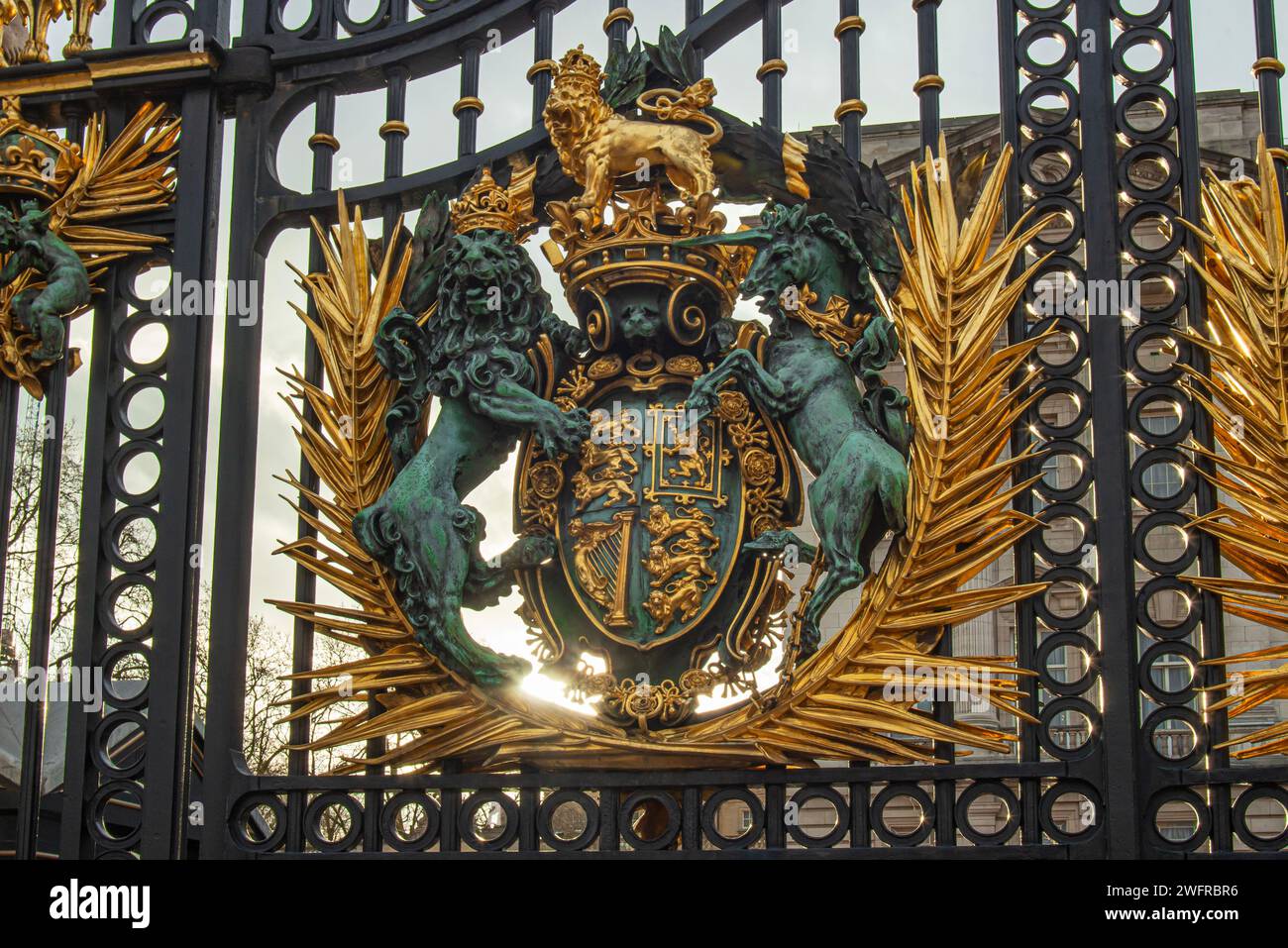 Architektonisches Detail des Buckingham Palace, königliches Wappen des Vereinigten Königreichs Stockfoto