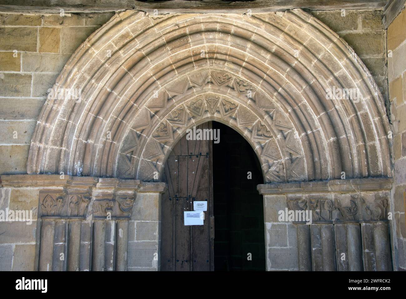 Villavega de Aguilar, Kirche San Juan Bautista, romanisch 12.-13. Jahrhundert. Tür. Gemeinde Aguilar de Campoo, Montaña Palentina, Palencia Provin Stockfoto