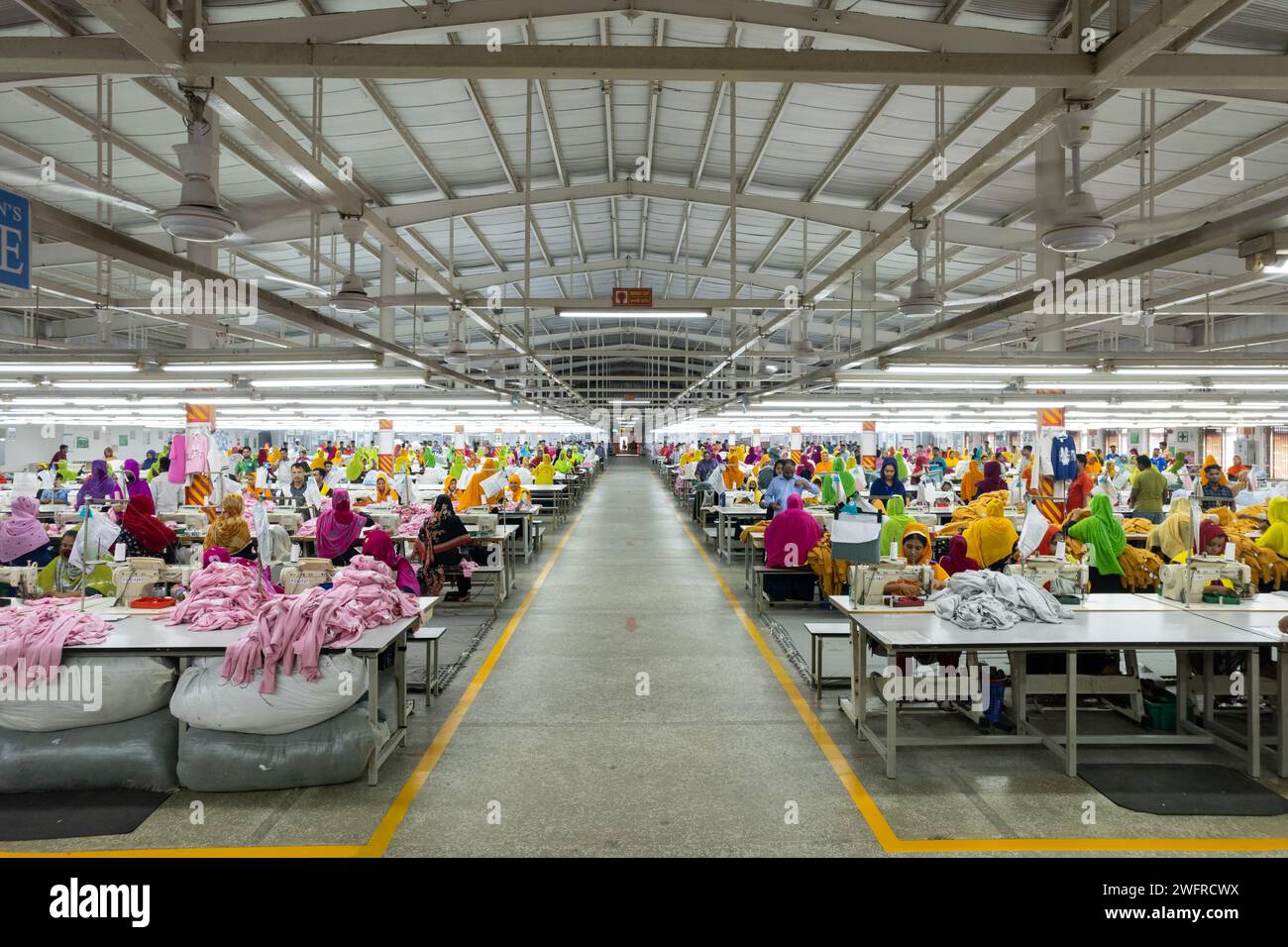 Gazipur, Dhaka, Bangladesch. Februar 2024. Produktionslinien zeigen, wie Arbeiter in einer Bekleidungsfabrik in Gazipur, Bangladesch, Kleidung herstellen. Die Ready-Made Garment-Branche (RMG) ist eine der wichtigsten Säulen dieser wirtschaftlichen Erfolgsgeschichte. Bangladesch ist heute einer der weltweit größten Bekleidungsexporteure, auf den RMG-Sektor entfallen 80 % der Ausfuhren Bangladeschs. Bangladesch ist das zweitgrößte Einzelland für die Bekleidungsherstellung weltweit hinter China und ist der Ort, in dem Marken wie H&M, Target and Marks und Spencer einen Großteil ihrer Waren produzieren. (Kreditbild: © Joy Saha/ZUMA Press Wire) REDAKTIONELLE VERWENDUNG Stockfoto