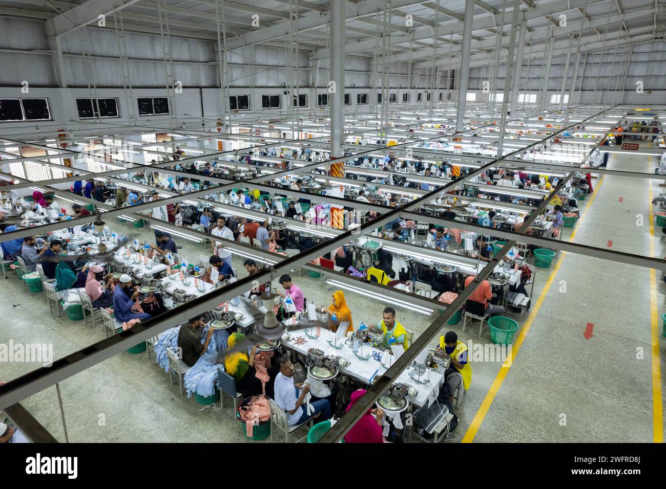 Gazipur, Dhaka, Bangladesch. Februar 2024. Produktionslinien zeigen, wie Arbeiter in einer Bekleidungsfabrik in Gazipur, Bangladesch, Kleidung herstellen. Die Ready-Made Garment-Branche (RMG) ist eine der wichtigsten Säulen dieser wirtschaftlichen Erfolgsgeschichte. Bangladesch ist heute einer der weltweit größten Bekleidungsexporteure, auf den RMG-Sektor entfallen 80 % der Ausfuhren Bangladeschs. Bangladesch ist das zweitgrößte Einzelland für die Bekleidungsherstellung weltweit hinter China und ist der Ort, in dem Marken wie H&M, Target and Marks und Spencer einen Großteil ihrer Waren produzieren. (Kreditbild: © Joy Saha/ZUMA Press Wire) REDAKTIONELLE VERWENDUNG Stockfoto