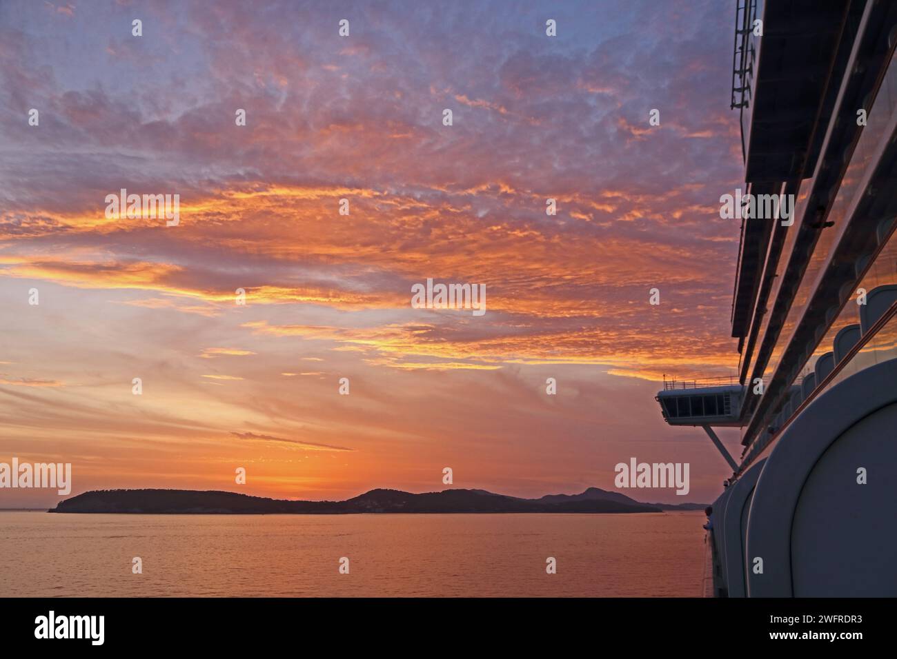 Adriatischer Sonnenuntergang von Bord des Kreuzfahrtschiffs Dubrovnik Stockfoto