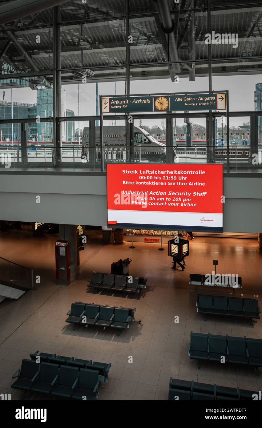 Flughafen Hamburg Streik der Luftsicherheitskontrolle Anzeigetafel am Flughafen Hamburg, Deutschland *** Hamburg Airport Streik der Anzeigetafel der Luftsicherheitskontrolle am Flughafen Hamburg, Deutschland Copyright: XNikolaixKislichkox 6M6A0395 Stockfoto