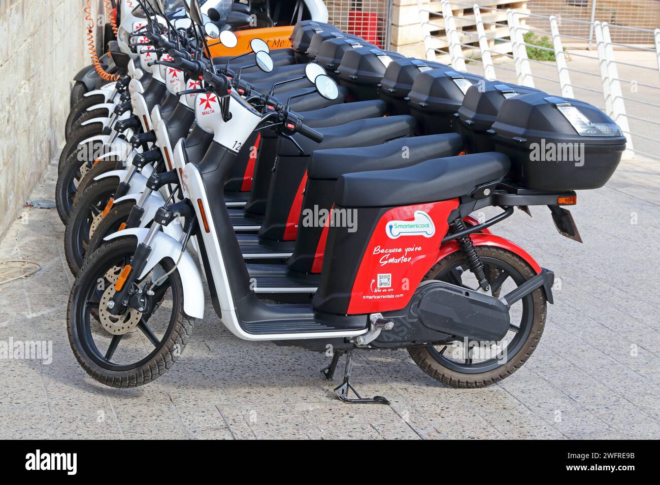 Reihe von Smarterscoot Leihrollern, Valletta Stockfoto