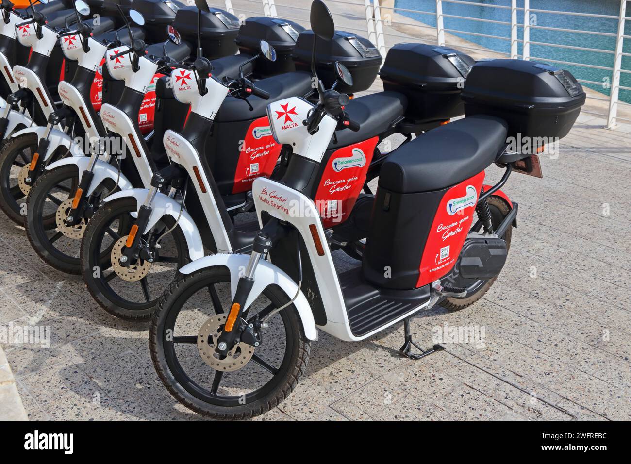 Reihe von Smarterscoot Leihrollern, Valletta Stockfoto