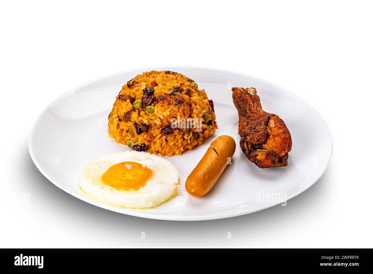 Köstlicher hausgemachter gebratener Reis mit Rosinen, grüner Erbse, Tomatensauce, Spiegelei, Wurst und gebratenem Hühnerstäbchen in weißer Keramikplatte isoliert auf W Stockfoto