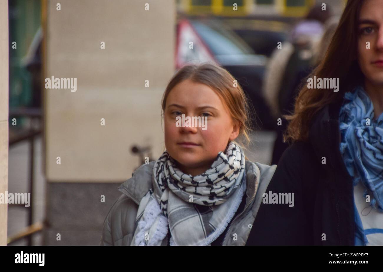London, Großbritannien. Februar 2024. Greta Thunberg kommt zum Westminster Magistrates Court für ihren Prozess. Der schwedische Aktivist wurde bei einem Protest gegen fossile Brennstoffe in Mayfair während des Energy Intelligence Forums verhaftet und wegen eines Verstoßes gegen die öffentliche Ordnung angeklagt. Quelle: Vuk Valcic/Alamy Live News Stockfoto