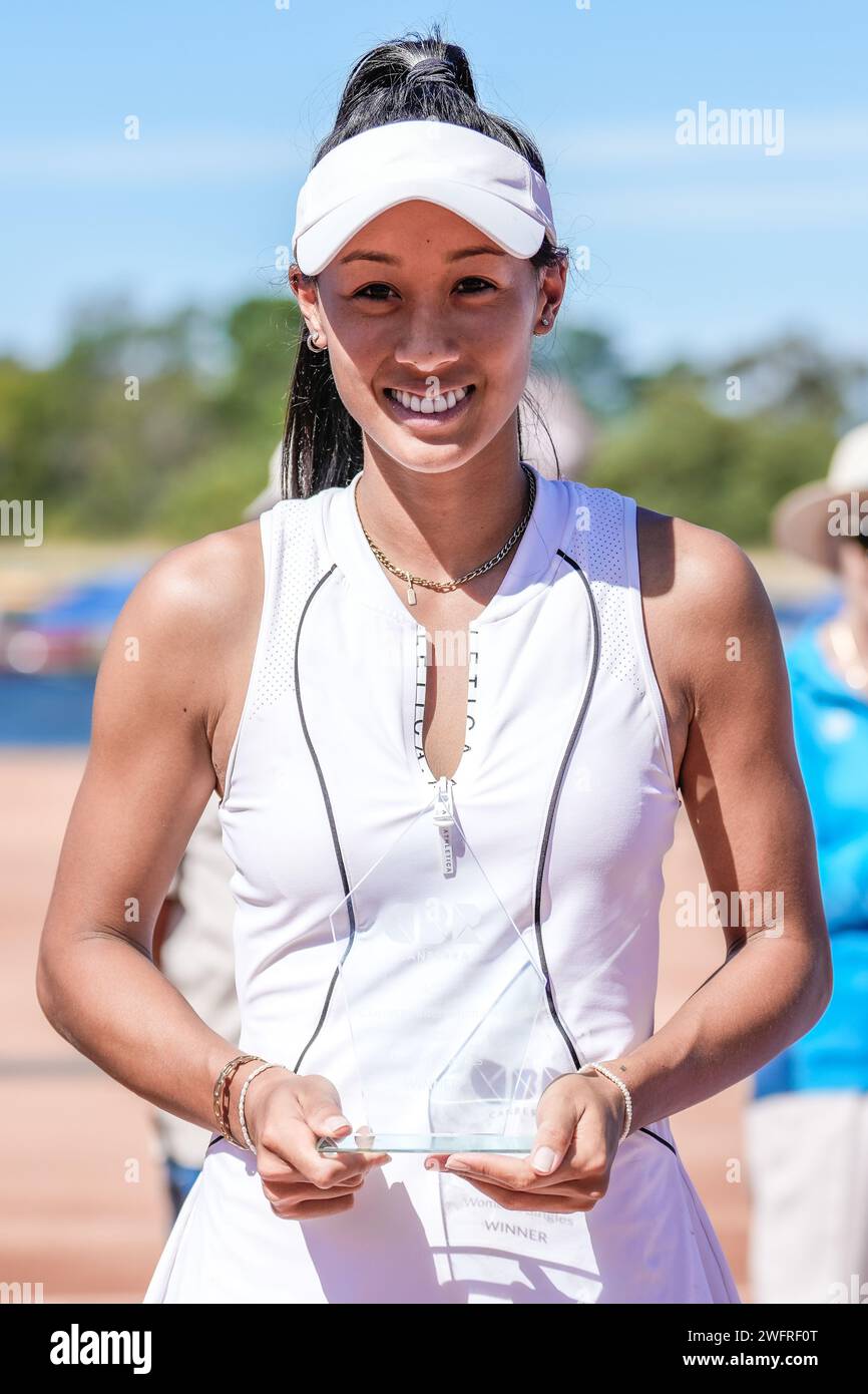 Priscilla Hon aus Australien mit ihrer Trophäe, nachdem sie 2023 das Finale des ITF W60 Canberra Claycourt International #1 Turniers gewonnen hatte Stockfoto