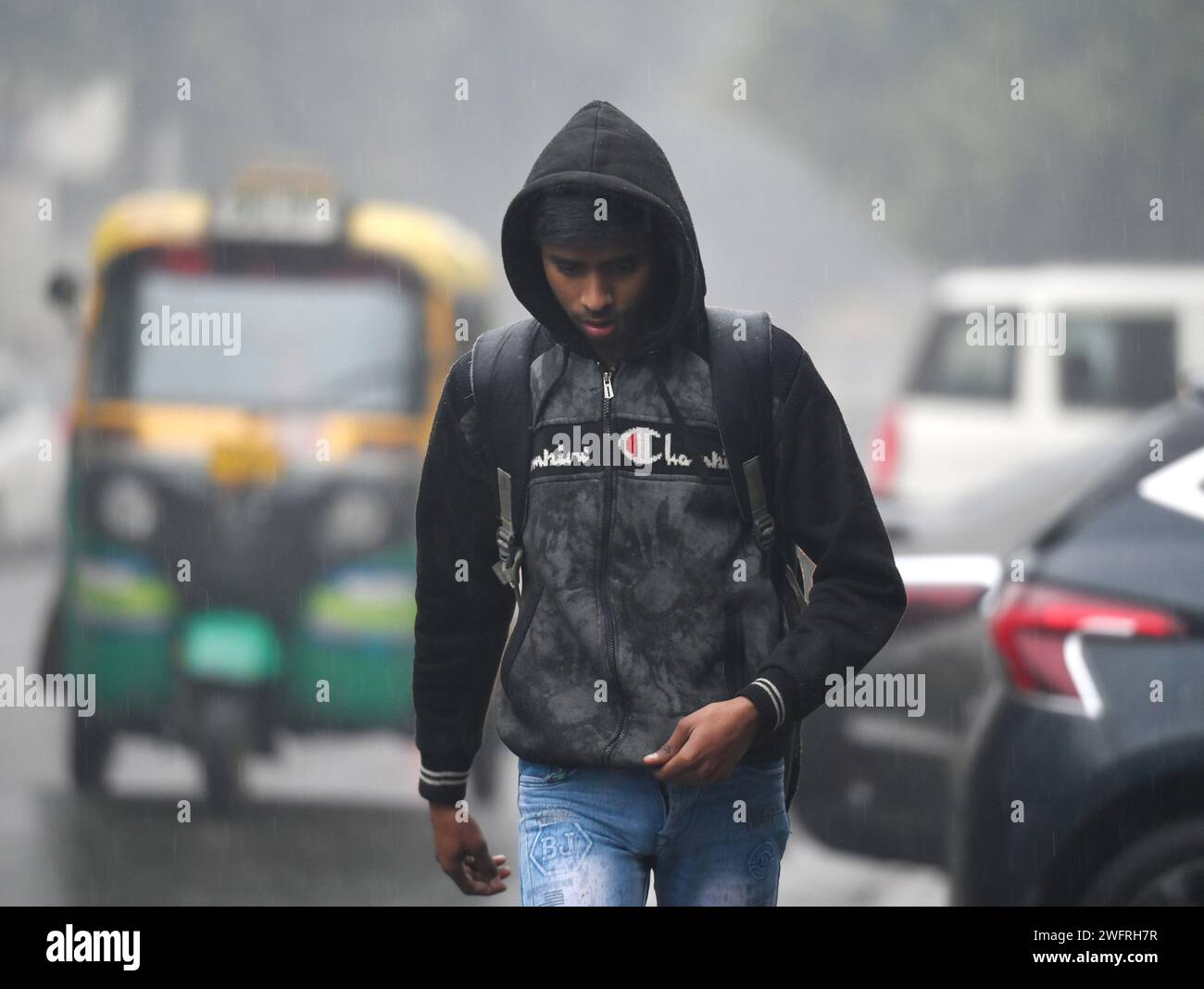 NOIDA, INDIEN - JANUAR 31: Pendler bei leichtem Regen im Winter, am 31. Januar 2024 in Noida, Indien. Es gab leichten Regen in Delhi NCR an einem kalten Tag, was die starke Kälte in Nordindien verstärkte. Heute wird es leichten Regen in Delhi-NCR geben. Laut IMD betrug die Mindesttemperatur 11 Grad Celsius. (Foto: Sunil Ghosh/Hindustan Times/SIPA USA) Credit: SIPA USA/Alamy Live News Stockfoto