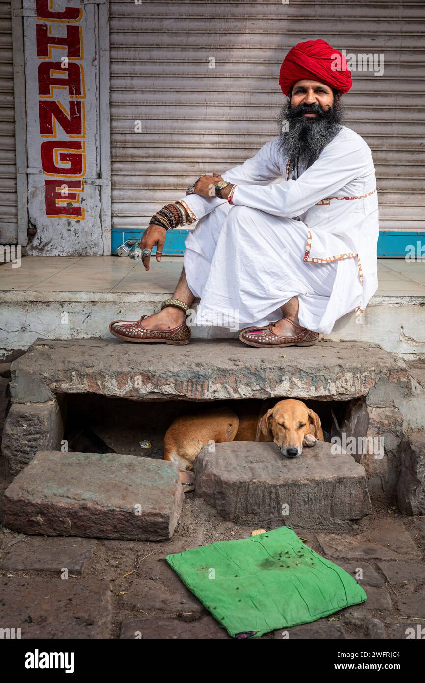 Mann aus Rajasthan in traditioneller Kleidung, Jodhpur, Rajasthan, Indien Stockfoto