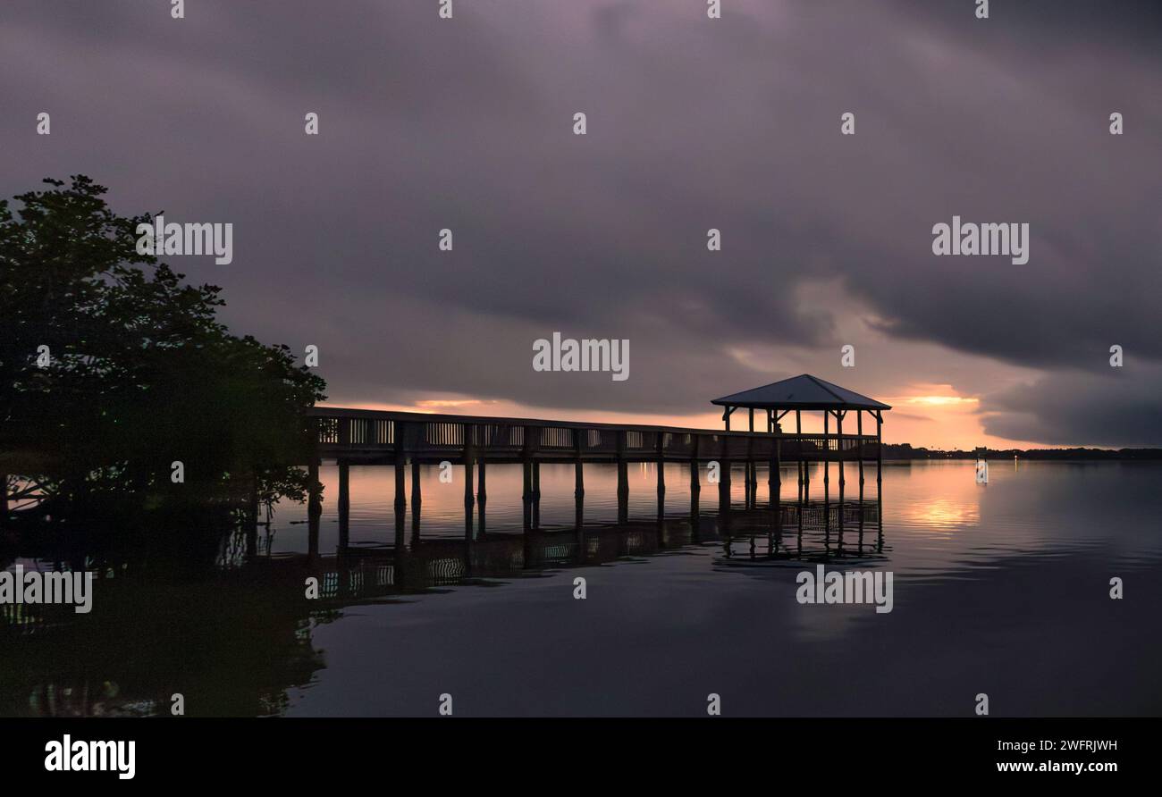 Düstere Morgendocks bei Sonnenaufgang Stockfoto