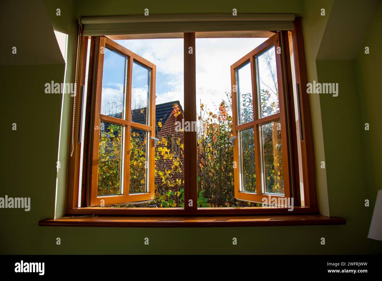 Doppelverglaste Holzfenster im Haus in der Herbstsaison Stockfoto